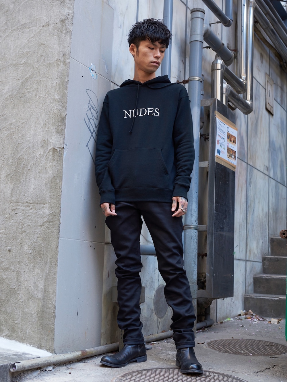 「DRESSEDUNDRSSED、パーカー、黒、スキニー、JHON LAWLENCE SULLIVAN、PADRONE、かわぐつ、MIDWEST、ootd」｜「DRESSEDUNDRESSEDのDRESSEDUNDRESSED “Nudes” フーディー（Tシャツ/カットソー、ブラック系）」を使った、MIDWEST_ECさん（メンズ・173cm）の冬コーディネートの1枚目の写真