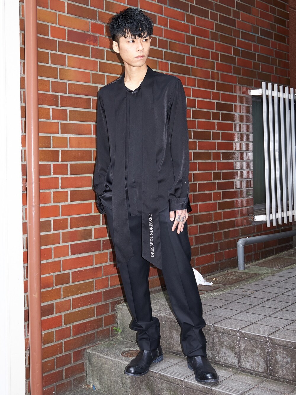 「はるコーデ、黒、オールブラック、モード、PADRONE、MIDWEST、DRESSEDUNDRSSED、シック、春」｜「DRESSEDUNDRESSEDのDRESSEDUNDRESSED “Tie”シャツ（シャツ/ブラウス、ブラック系）」を使った、MIDWEST_ECさん（メンズ・173cm）の春コーディネートの1枚目の写真
