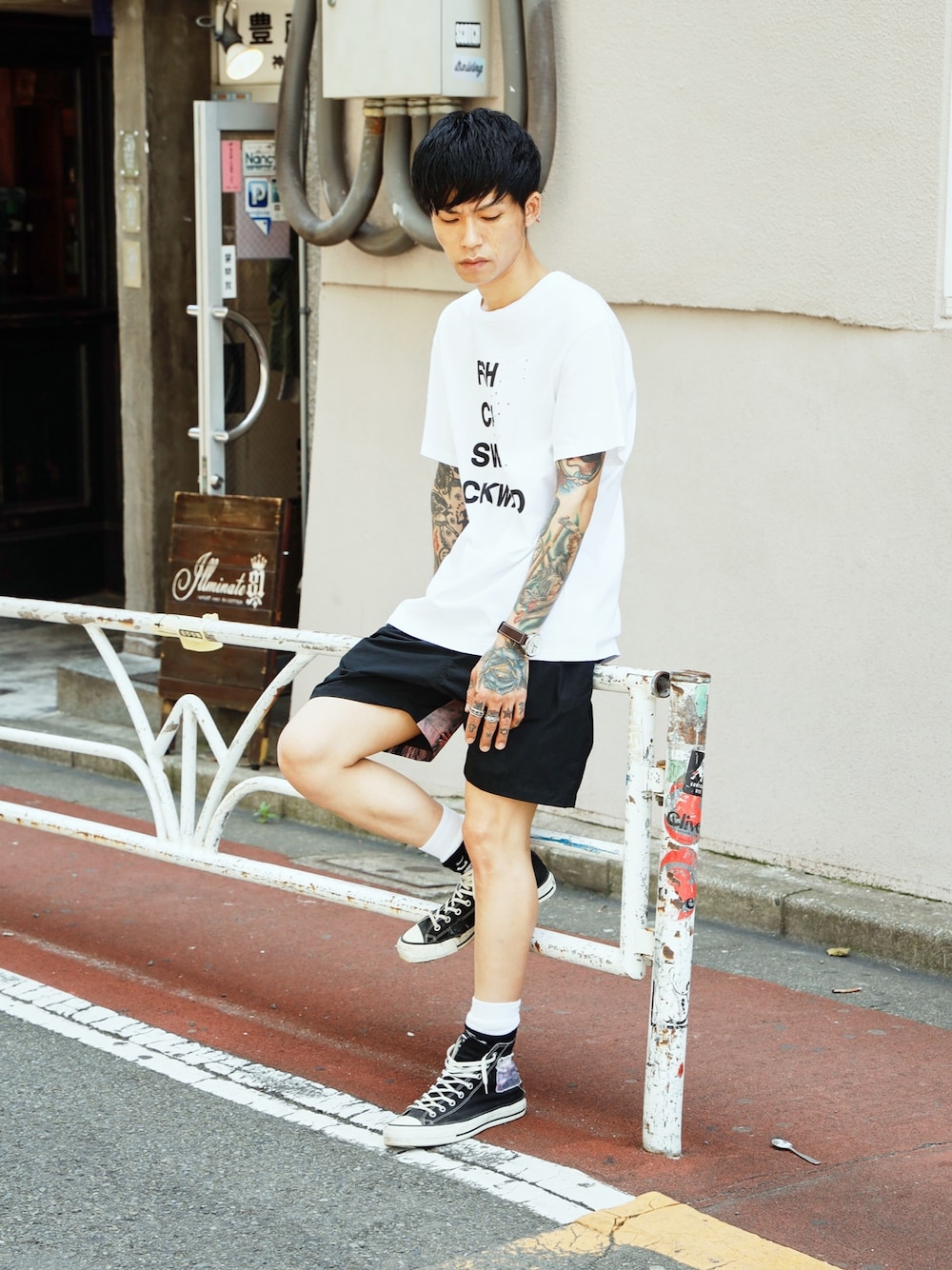 「ダメージ、Tシャツ、yoshio kubo、MIDWEST、ショートパンツ、夏コーデ、スニーカー、コンバース、今日のコーデ」｜「yoshiokuboのyoshiokubo “ROUND NECK T FISH CAN SWIM BACKWARD”Tシャツ（Tシャツ/カットソー、ホワイト系）」を使った、MIDWEST_ECさん（メンズ・173cm）の夏コーディネートの1枚目の写真