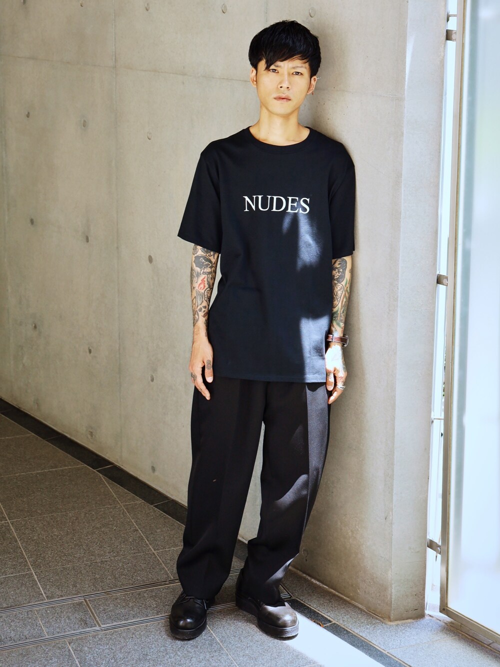 「ブラック、MIDWEST、DRESSEDUNDRSSED、PADRONE、モノトーン、モード、夏コーデ、シンプル」｜「DRESSEDUNDRESSEDのDRESSEDUNDRESSED “NUDES” Tシャツ（Tシャツ/カットソー、ブラック系）」を使った、MIDWEST_ECさん（メンズ・173cm）の夏コーディネートの1枚目の写真