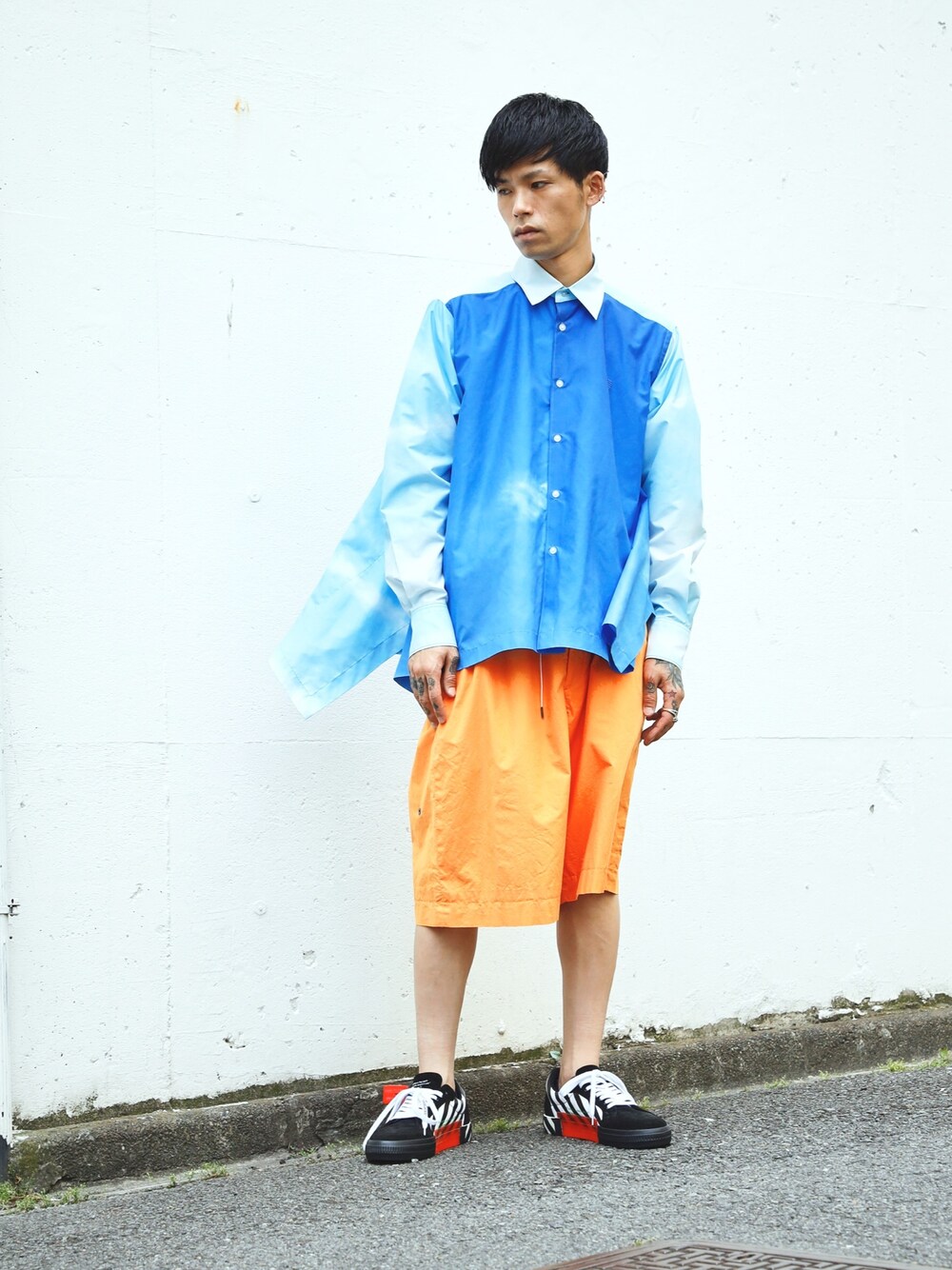 「夏コーデ、シャツスタイル、Fumito GANRYU、off white、MIDWEST、ブルー、オレンジ、ヘンケイ」｜「FUMITO GANRYUのFUMITO GANRYU ランドスコープフレアシャツ（シャツ/ブラウス、ブルー系）」を使った、MIDWEST_ECさん（メンズ・173cm）の夏コーディネートの1枚目の写真