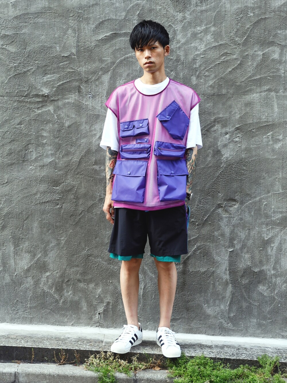 「yoshio kubo、DISCOVERED、MIDWEST、夏コーデ、レイヤードスタイル、adidas、ショーツ、なつこーで、ootd」｜「yoshiokuboのyoshiokubo "FISHERMAN”メッシュトップス（ベスト、パープル系）」を使った、MIDWEST_ECさん（メンズ・173cm）の夏コーディネートの1枚目の写真