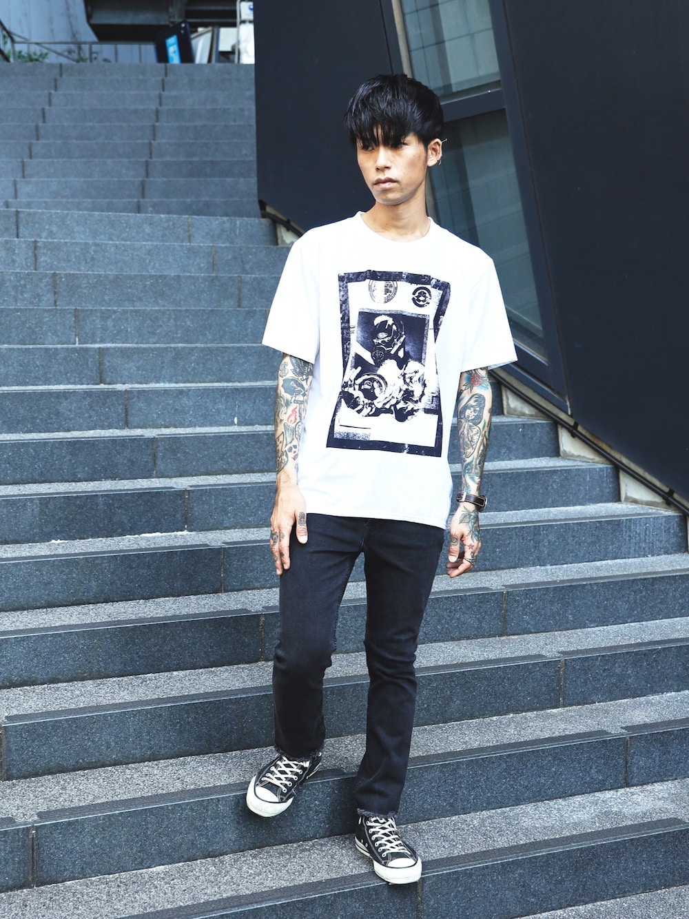 「DIET BUTCHER SLIM SKIN、夏コーデ、コンバース、MIDWEST、デニム、ootd、夏だ！Tシャツ着よう！、Tシャツ」｜「DIET BUTCHERのDIET BUTCHER SLIM SKIN×BRING×Kosuke Kawamura Tシャツ（Tシャツ/カットソー、ホワイト系）」を使った、MIDWEST_ECさん（メンズ・173cm）の夏コーディネートの1枚目の写真