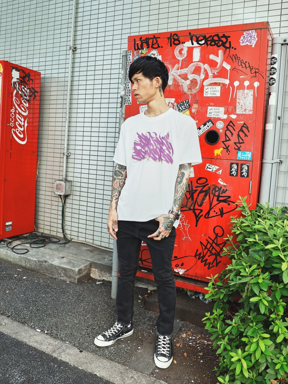 「DIET BUTCHER SLIM SKIN、コンバース、Tシャツ、MIDWEST、夏コーデ、ootd、デニム、スニーカー」｜「DIET BUTCHERのDIET BUTCHER SLIM SKIN×BRING×GUCCIMAZE Tシャツ（Tシャツ/カットソー、ホワイト系）」を使った、MIDWEST_ECさん（メンズ・173cm）の夏コーディネートの1枚目の写真