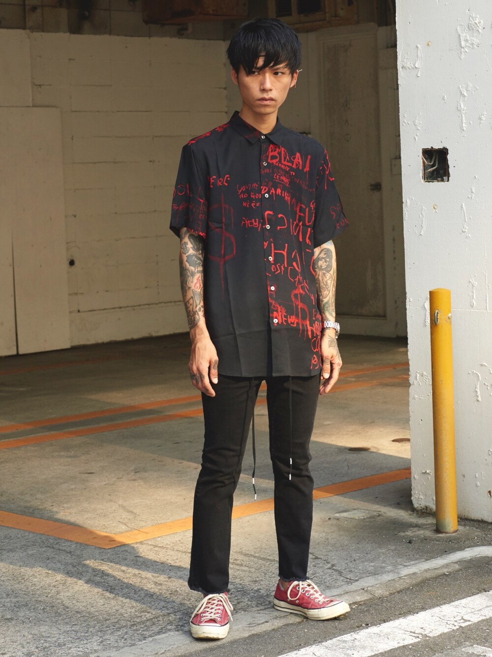 「ksubi、P.E.O.T.W AG、MIDWEST、シャツ、コンバース、ootd、outfit、赤、デニム」｜「KSUBIのksubi "SCRIBBLES”半袖シャツ（シャツ/ブラウス、ブラック系）」を使った、MIDWEST_ECさん（メンズ・174cm）の夏コーディネートの1枚目の写真