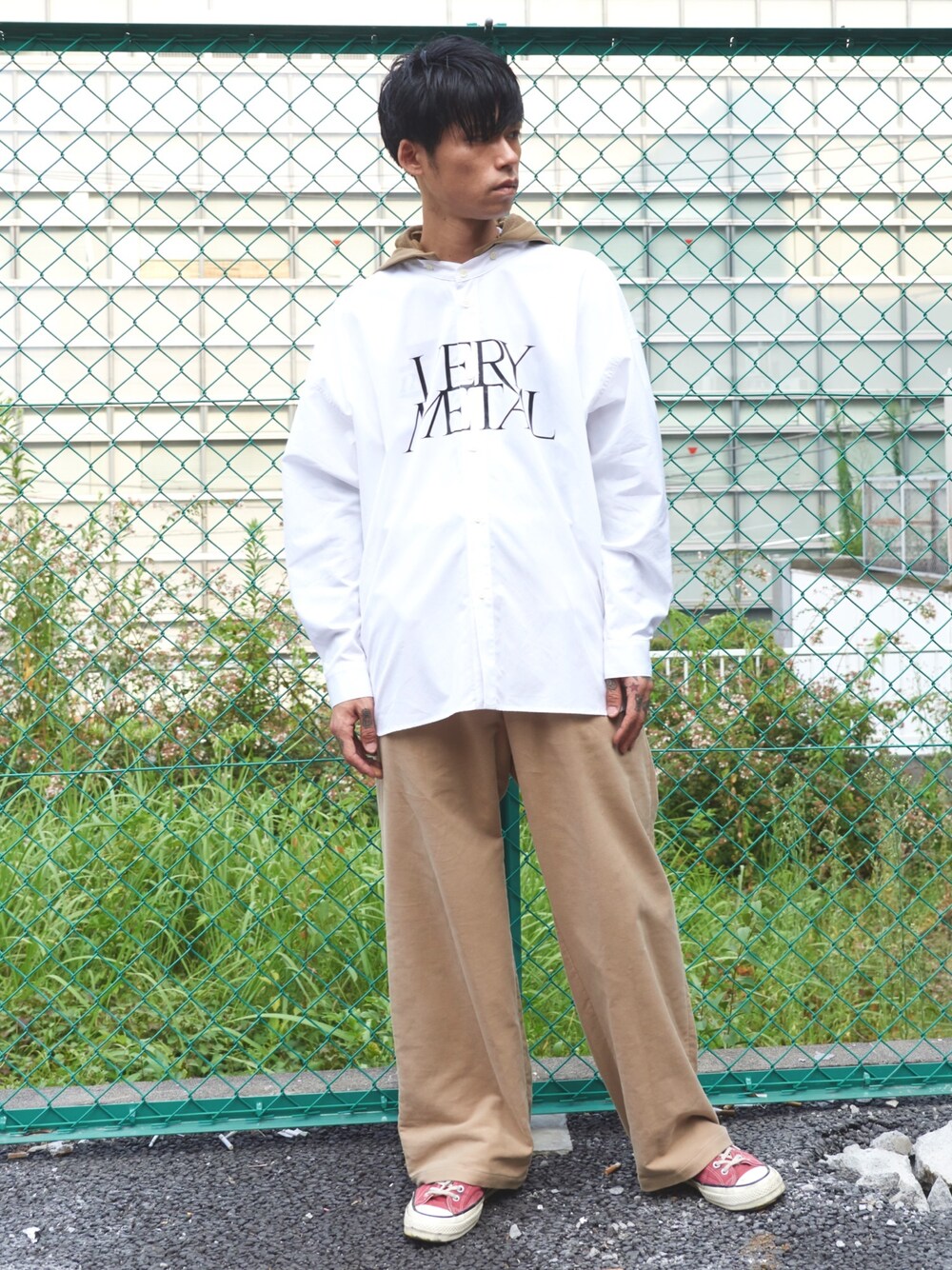 「DISCOVERED、コンバース、ベーシュ、MIDWEST、秋のコーデ、ootd、outfit、オーバーサイズ、シャツ」｜「DISCOVEREDのDISCOVERED "Very Metal”フーディーシャツ（シャツ/ブラウス、ホワイト系）」を使った、MIDWEST_ECさん（メンズ・173cm）の夏コーディネートの1枚目の写真