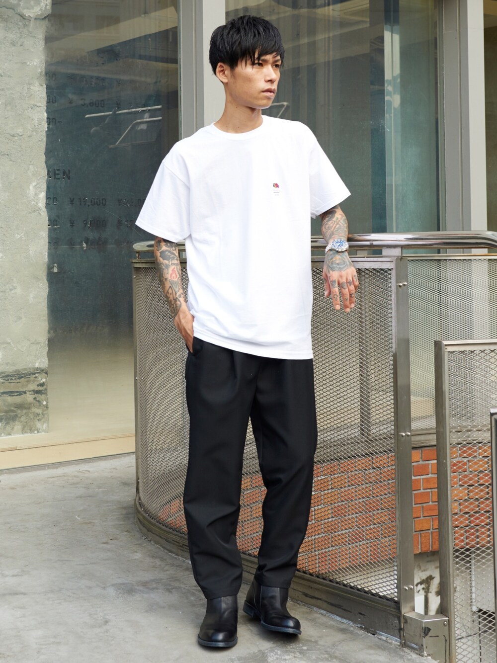 「yoshio kubo、MIDWEST、ootd、PADRONE、outfit、Tシャツ、2020AW、夏、スラックス、シンプル」｜「yoshiokuboのyoshiokubo フルーツパックTシャツ（Tシャツ/カットソー、ホワイト系）」を使った、MIDWEST_ECさん（メンズ・173cm）の夏コーディネートの1枚目の写真