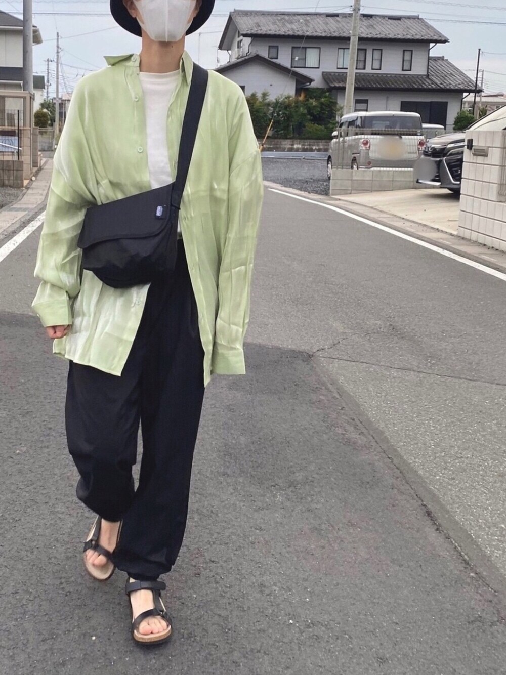 「韓国風コーデ、バケハ、サンダル、光沢、メンズライク、ジェンダーレス、これが私をアゲる服、韓国ファッション、プチプラミックス、ZOZOTOWN掲載」｜「neosの【neos -addictive design-】ビッグシルエット サテン シャイニー ラメ シャツ（シャツ/ブラウス、グリーン系）」を使った、ﾕｳさん（レディース・157cm）の春コーディネートの1枚目の写真