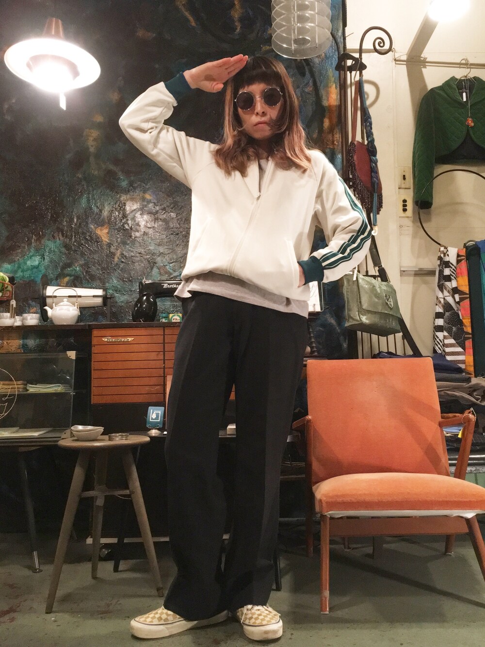 「やっぱりストリートが好き、秋のコーデ、カジュアルコーデ、大人カジュアル、パンツスタイル、レイヤードスタイル、メンズライク、スニーカー、古着、ジャージ」｜「TOOn.(トーン)のアイテム（ジャージ、ホワイト系）」を使った、ら きさん（レディース・159cm）の秋コーディネートの1枚目の写真