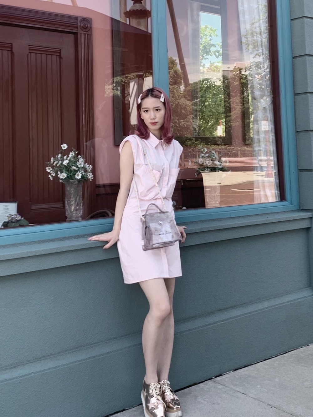「ピンクコーデ、ユニバ、シャツワンピ、PVC、ビニールバック、夏コーデ、ZARA、ステラマッカートニー、ピンクヘアー、パールアクセ」｜「ZARAのアイテム（シャツワンピース、ピンク系）」を使った、Rihonaさん（レディース・160cm）の夏コーディネートの1枚目の写真