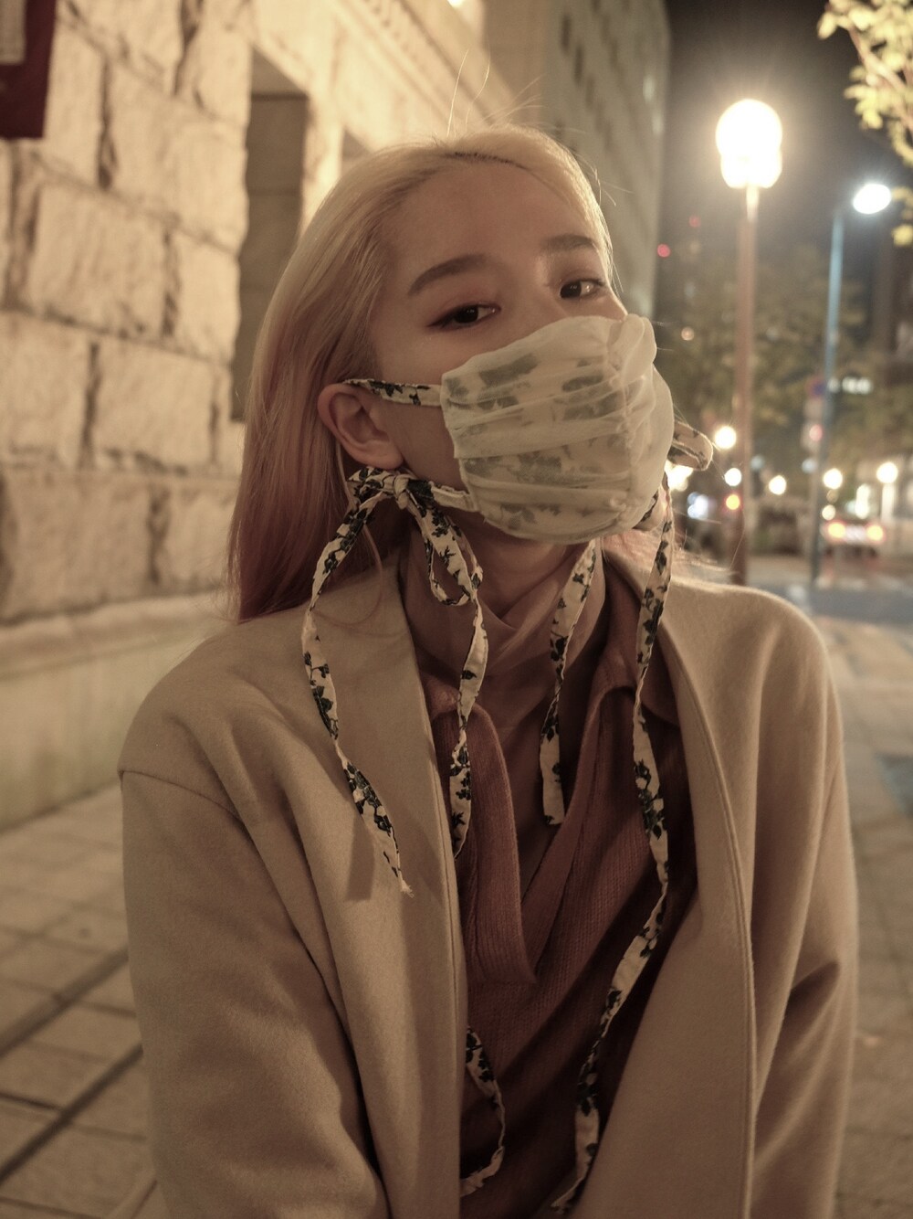 「大人カジュアル、united arrows、コート、ニット、シースルー、ブロンド、手作りマスク、マスク、マスクコーデ、金髪」｜「UNITED ARROWSのUWCB ポケット Vノーカラーコート（ノーカラーコート、ベージュ系）」を使った、Rihonaさん（レディース・160cm）の秋コーディネートの1枚目の写真