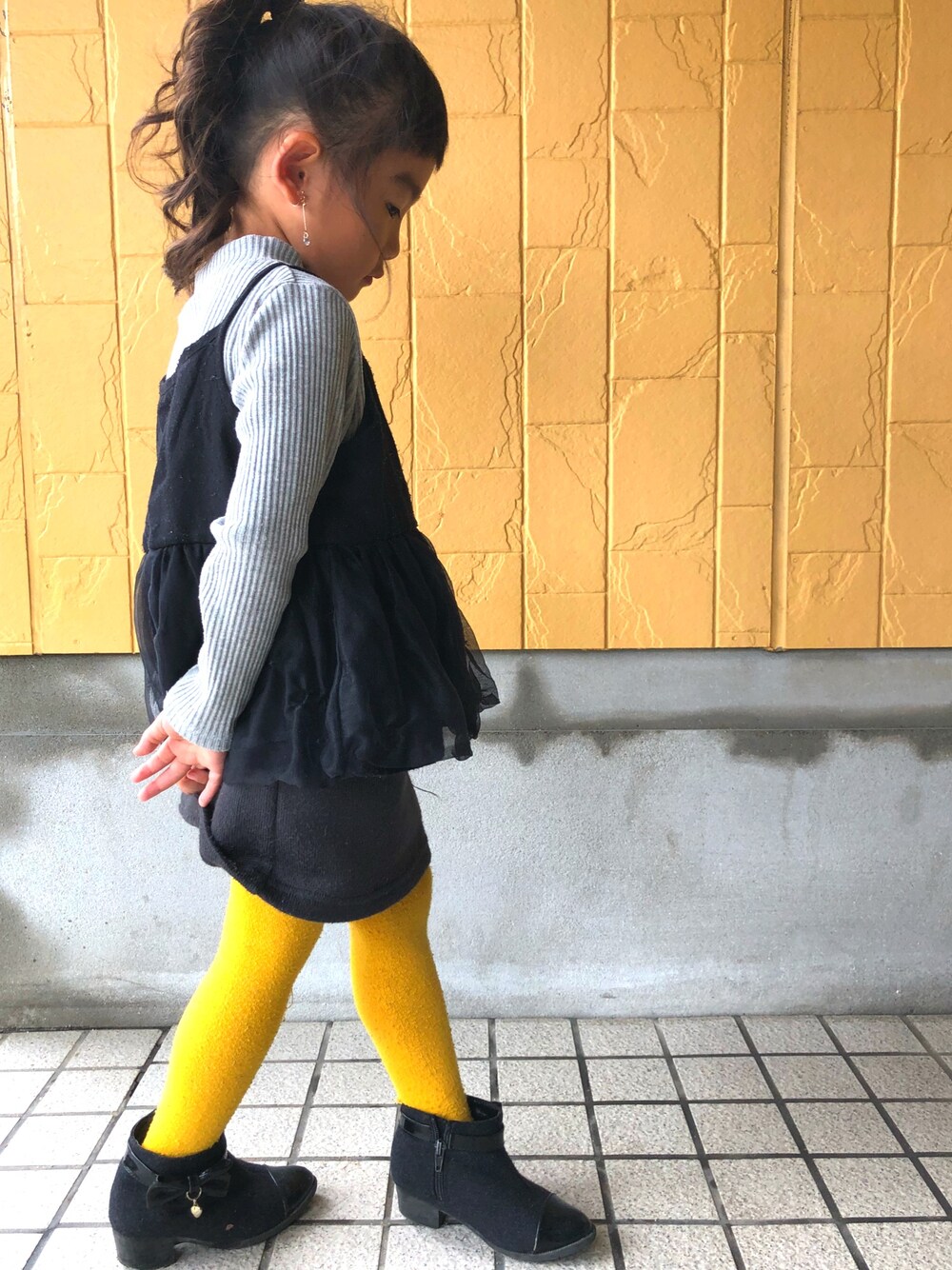 「むすめコーデ、5歳、おんなのこ、プティマイン(petit main)、グローバルワーク(GLOBAL WORK)、バースデイ、3coins、タイツ」｜「GLOBAL WORKの【ジュニア】アソートキャミレイヤー長袖/729173（Tシャツ/カットソー、ブラック系）」を使った、MINI*さん（レディース・148cm）の秋コーディネートの1枚目の写真