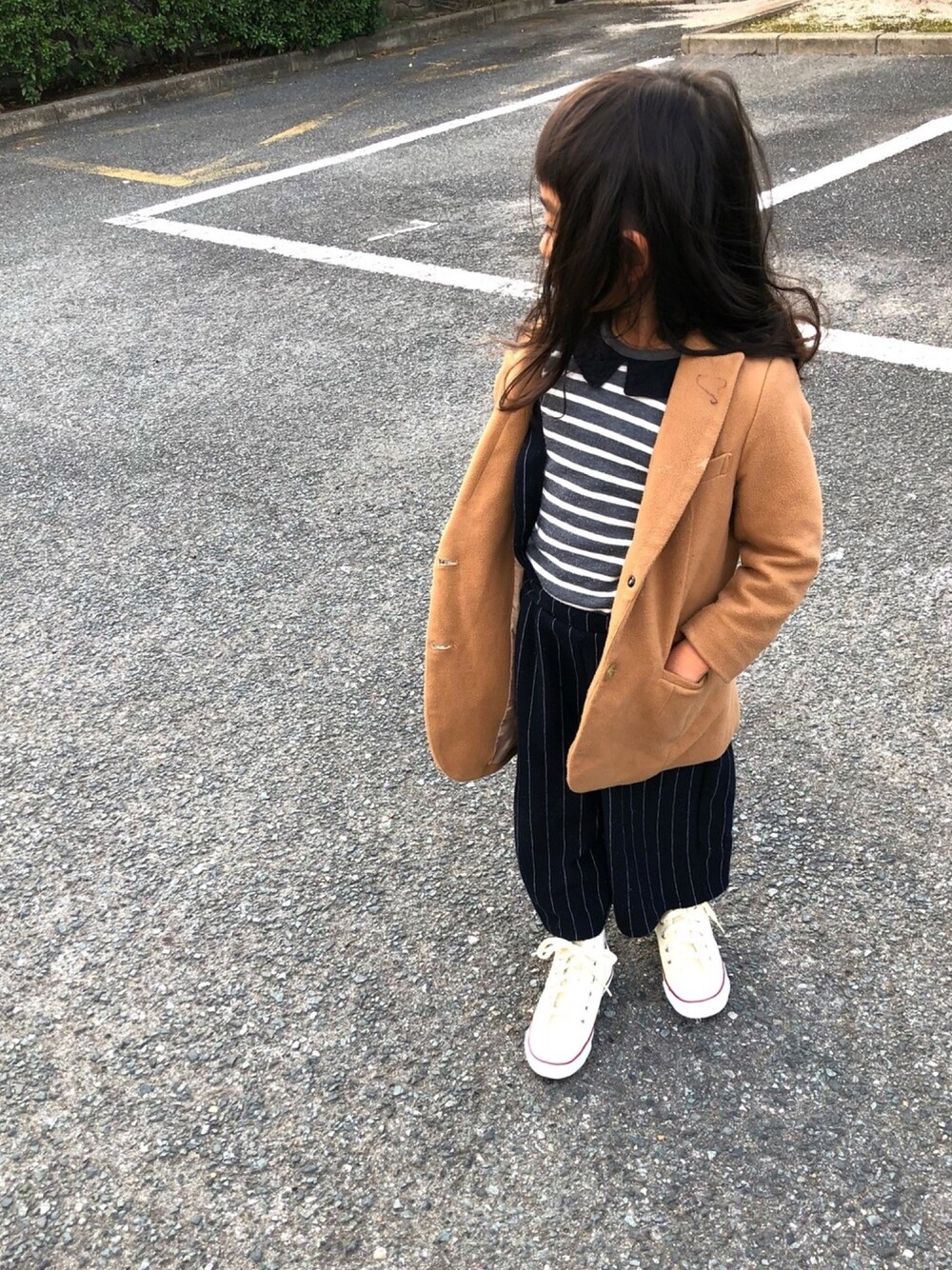 「むすめコーデ、グローバルワーク(GLOBAL WORK)、ユニクロキッズ、コンバース ハイカット、5歳女の子」｜「UNIQLOのアイテム（テーラードジャケット、ベージュ系）」を使った、MINI*さん（キッズ・100cm）の秋コーディネートの1枚目の写真