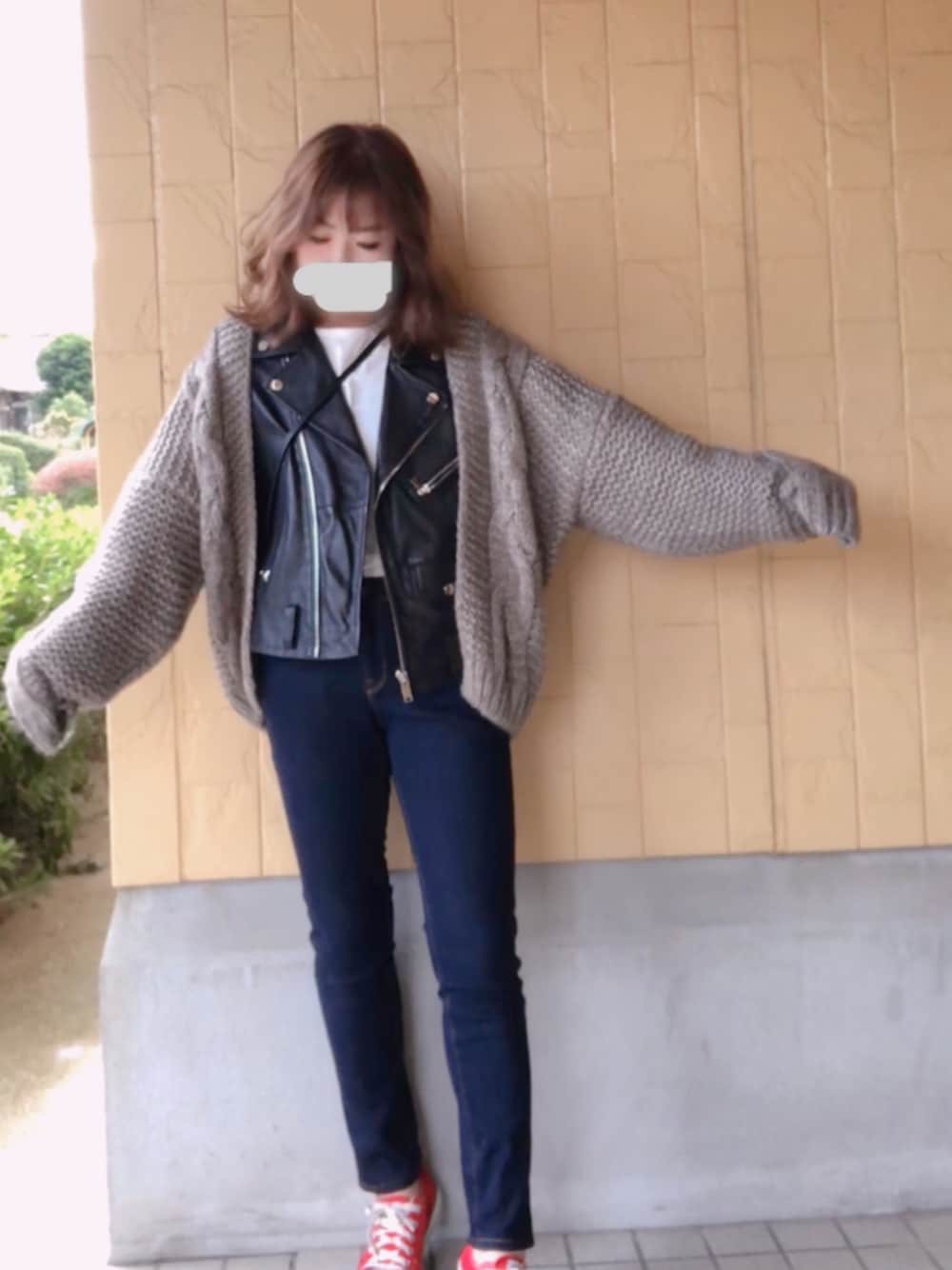 グレー系のカーディガン/ボレロ、ブラック系のライダースジャケット、ホワイト系のTシャツ/カットソーを着用したレディースの秋コーディネートの1枚目の写真