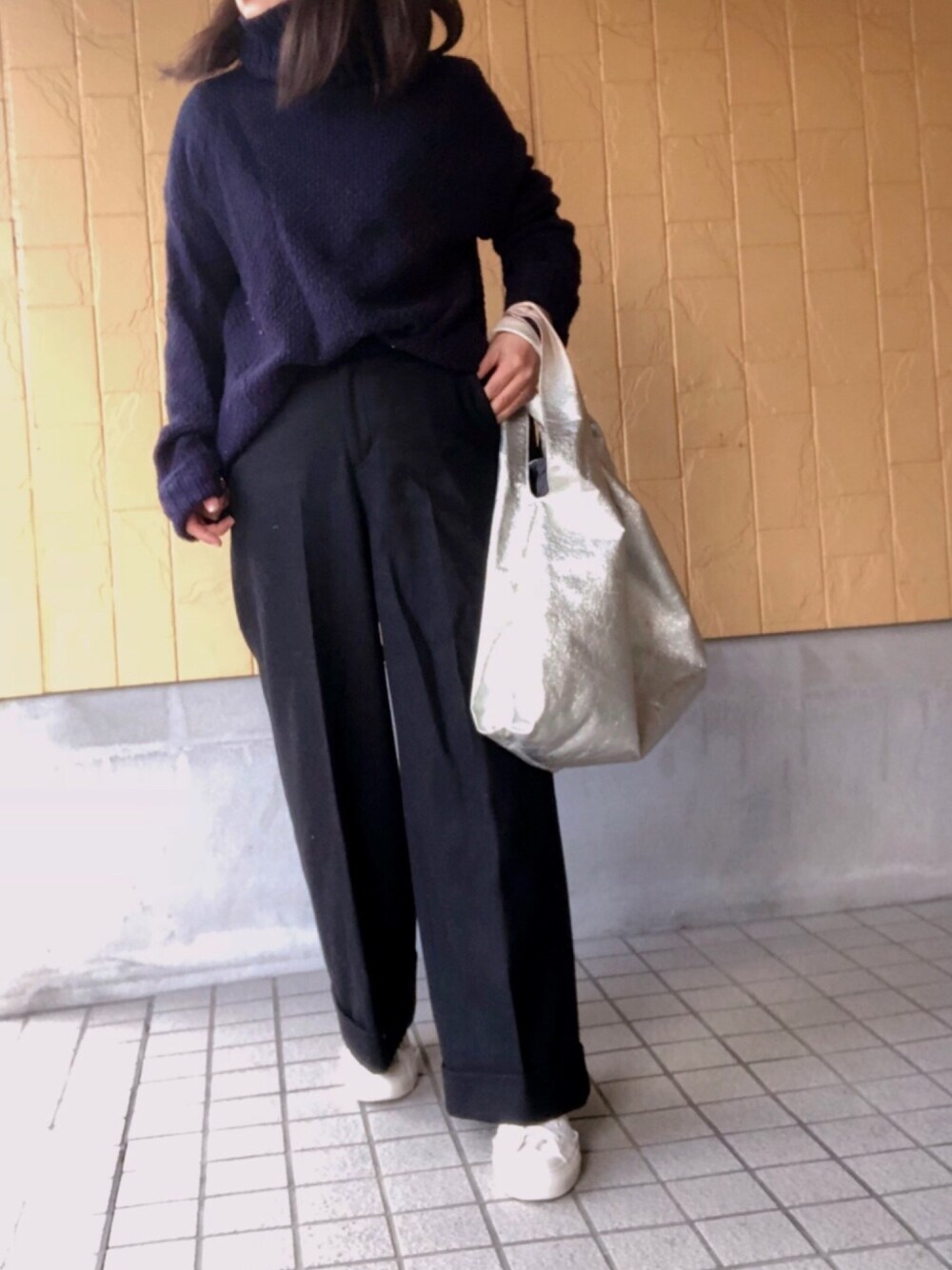 「ミラオーウェン、ワイドパンツ 黒、GU、コンバース ハイカット、休日コーデ、大人カジュアル、ワイドパンツ、黒、シンプルコーデ、低身長」｜「GUのアイテム（ニット/セーター、ブルー系）」を使った、MINI*さん（レディース・148cm）の秋コーディネートの1枚目の写真