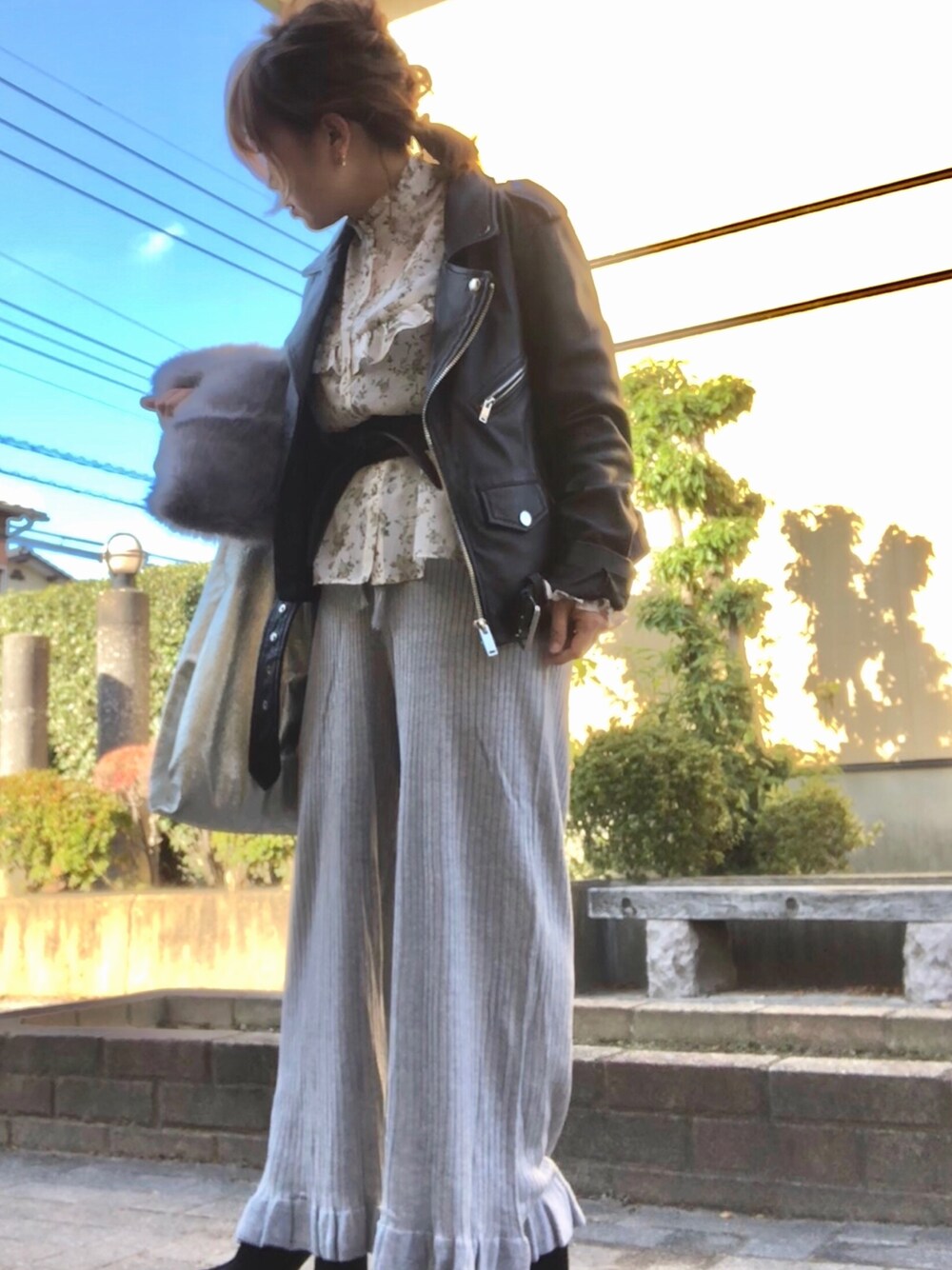 「フリル、フリルブラウス、ニットパンツ、リブパンツ、ライダース、プチプラ、低身長、ママコーデ、ローリーズファーム(LOWRYS FARM)、甘辛mix」｜「ZARAのアイテム（ライダースジャケット、ブラック系）」を使った、MINI*さん（レディース・148cm）の冬コーディネートの1枚目の写真
