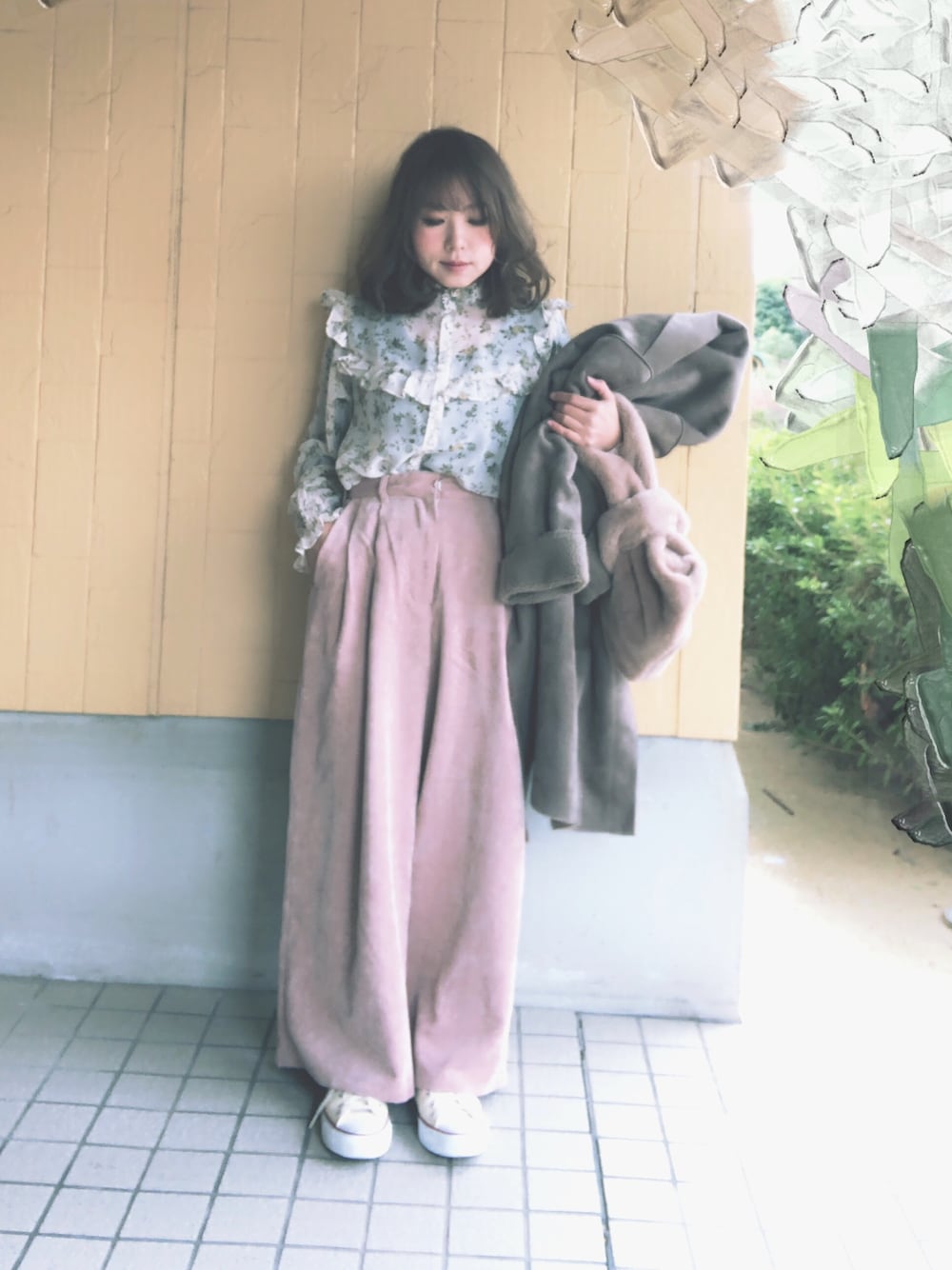 「大人ガーリー、ボアジャケット、ムートンコート、アースミュージック＆エコロジー、低身長、ママコーデ、フリルトップス、コーデュロイパンツ、くすみピンク、ワイドパンツ」｜「LOWRYS FARMの花柄スタンドフリルブラウス 769343（シャツ/ブラウス、ホワイト系）」を使った、MINI*さん（レディース・148cm）の冬コーディネートの1枚目の写真