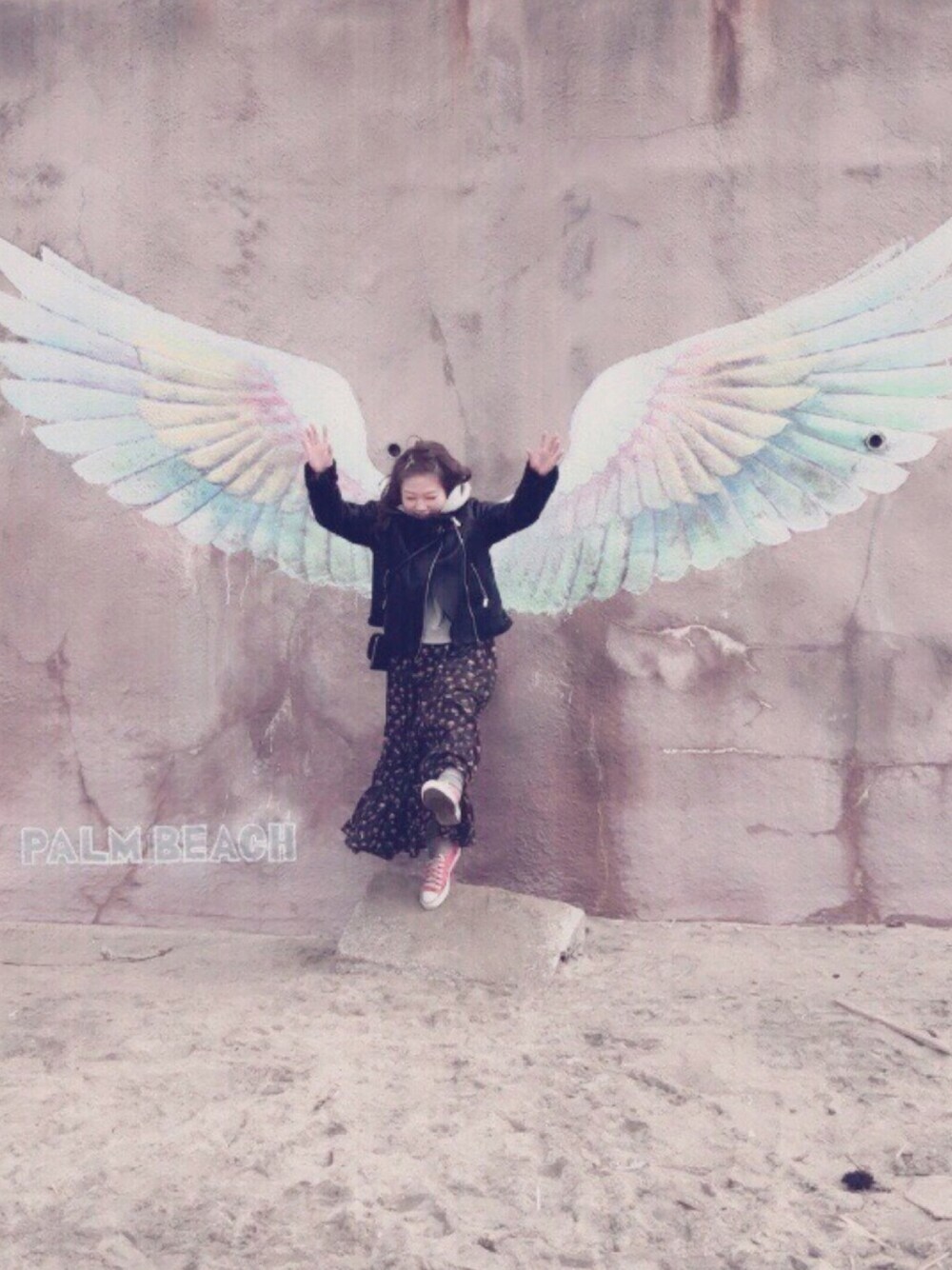 ブラック系のライダースジャケット、グレー系のパーカー、ブルー系のスカートを着用したレディースの冬コーディネートの1枚目の写真