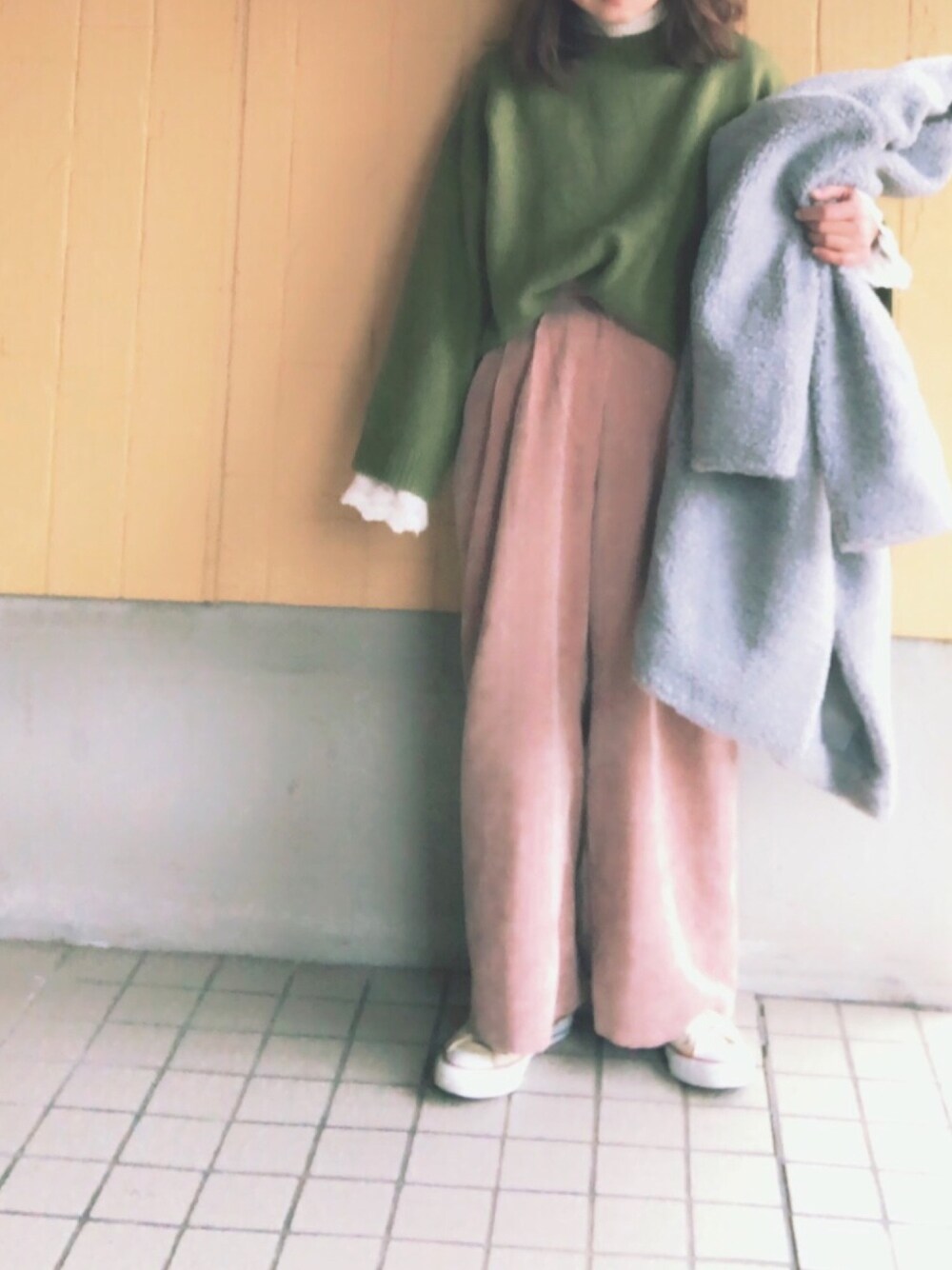 「ママコーデ、プチプラ、低身長、フリルトップス、dholic、コーデュロイパンツ、くすみピンク、くすみグリーン、もこもこ、mite」｜「DHOLICのハーフネックフローラルレースブラウス（シャツ/ブラウス、ホワイト系）」を使った、MINI*さん（レディース・148cm）の冬コーディネートの1枚目の写真