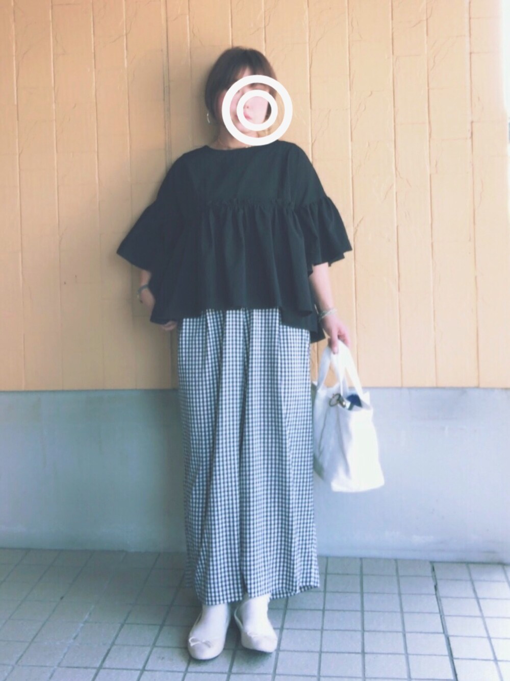 「シンプル、ラクチンコーデ、プチプラ、モノトーン、ギンガムチェックパンツ、pluie、ZARA、低身長、148cm」｜「coca（coca）のたっぷりフレア袖フリルブラウス（シャツ/ブラウス、ブラック系）」を使った、MINI*さん（レディース・148cm）の春コーディネートの1枚目の写真
