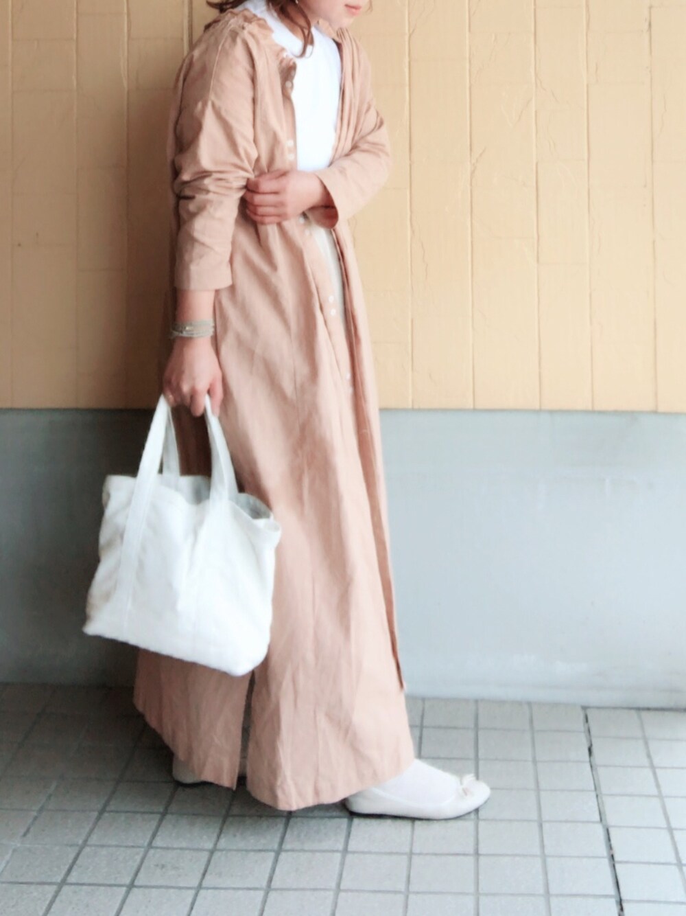 「UNIQLO、ベージュ、ワンピース、白Tシャツ、リネン、低身長、148cm、ママ」｜「Samansa Mos2の2WAYワンピース（ワンピース、ベージュ系）」を使った、MINI*さん（レディース・148cm）の春コーディネートの1枚目の写真