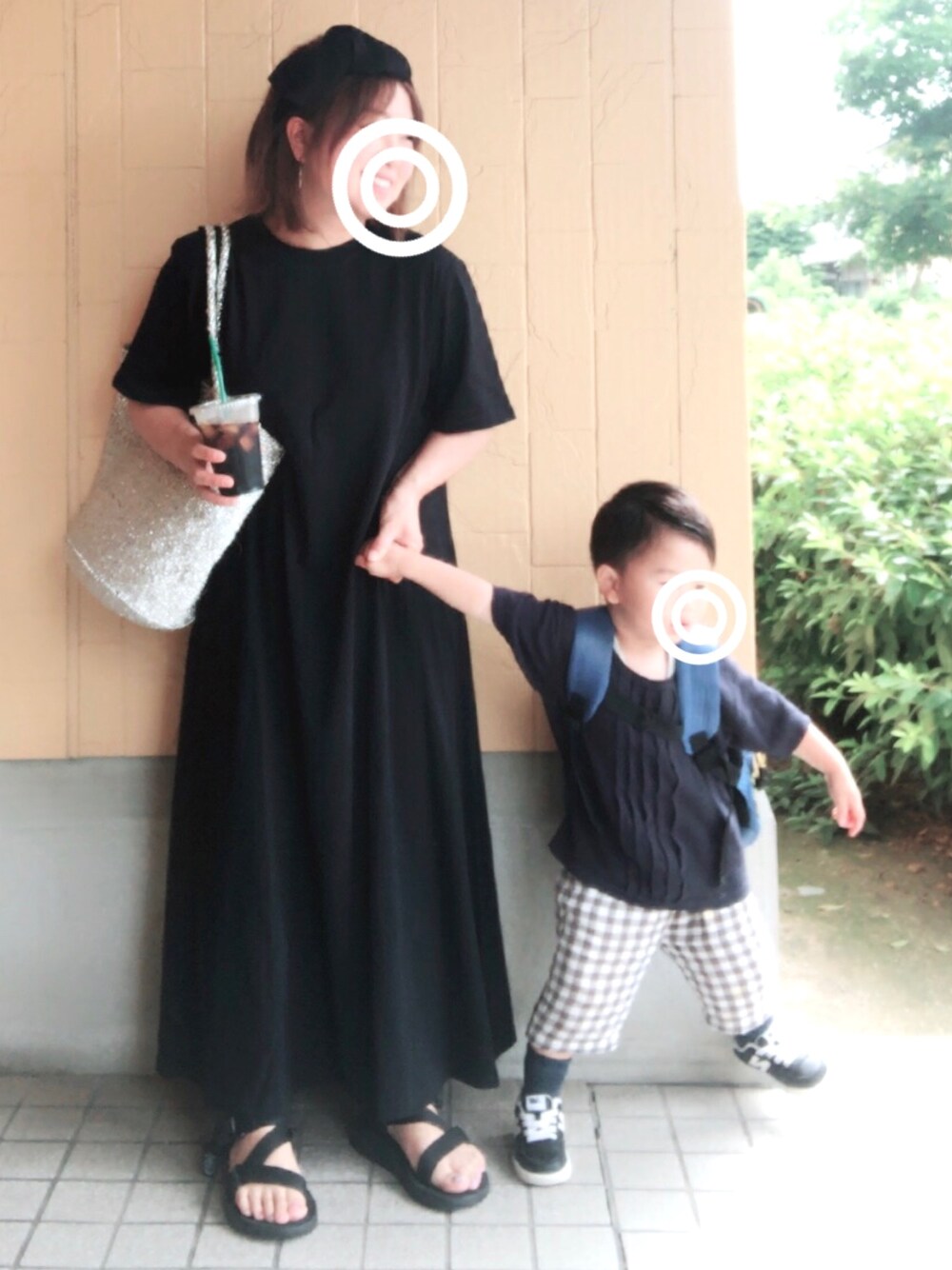 「親子コーデ、モノトーン、Tシャツワンピ、シンプル、ターバンリボン、プチプラコーデ、ゆるコーデ、低身長、大人カジュアル」｜「Three Four TimeのリブカットソーBIGリボンターバン（ヘアバンド、ブラック系）」を使った、MINI*さん（レディース・148cm）の夏コーディネートの1枚目の写真