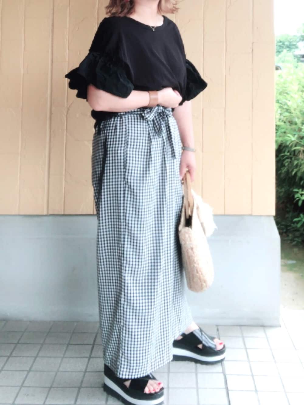 「シンプル、モノトーン、ギンガムチェック、厚底サンダル、フリル袖、ZARA、着まわし、低身長、ママファッション」｜「Ray BEAMSのRay BEAMS / ドローコード ギャザースリーブ（Tシャツ/カットソー、ブラック系）」を使った、MINI*さん（レディース・148cm）の夏コーディネートの1枚目の写真