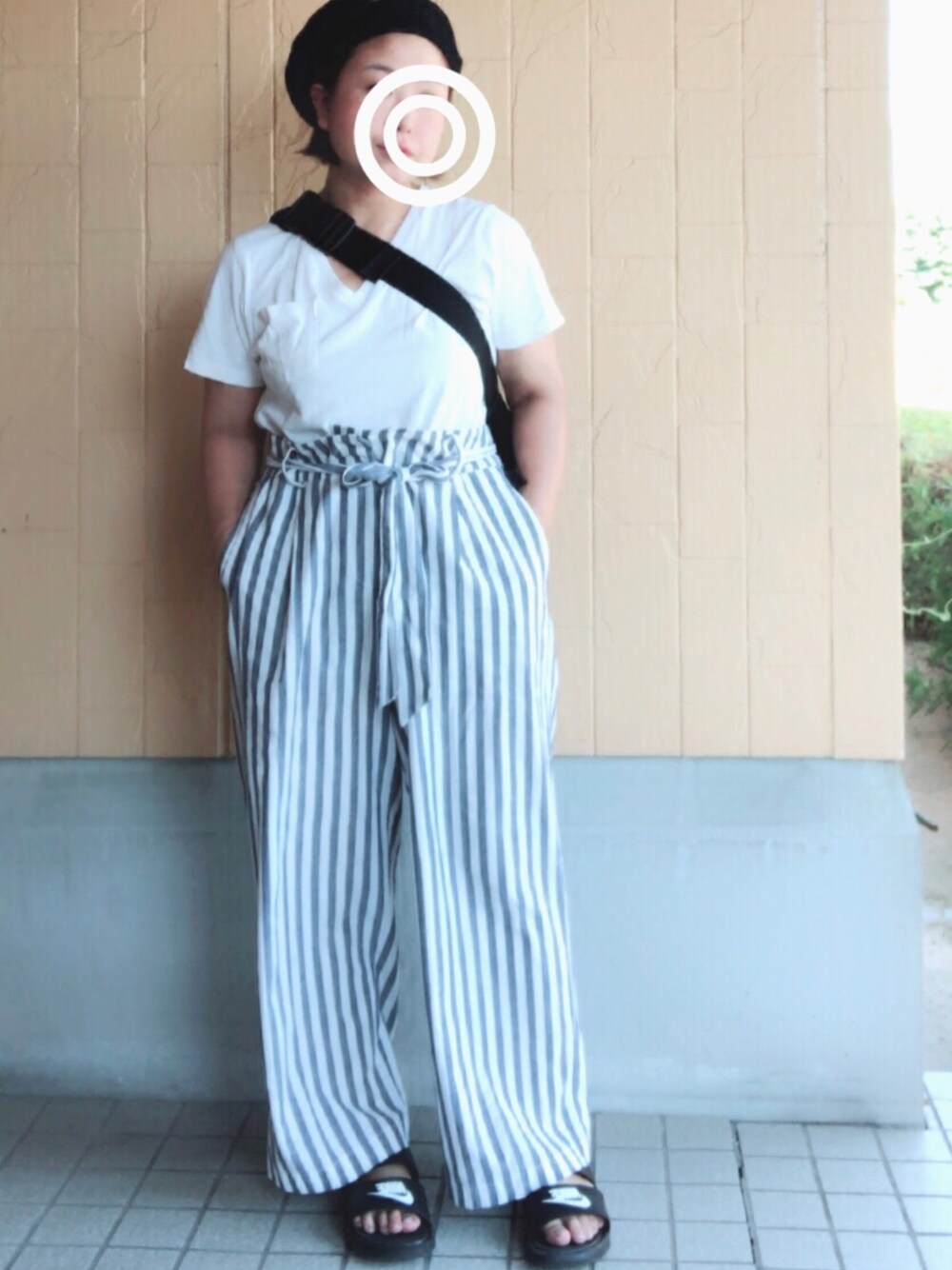 「夏セールで買いました、ラクチンコーデ、ラフ、プチプラコーデ、低身長、シンプルコーデ、サンダル、ママファッション、リネンパンツ、バカボン」｜「niko and...のUSAコットンVネックUVTシャツ【niko and ...】（Tシャツ/カットソー、ホワイト系）」を使った、MINI*さん（レディース・148cm）の夏コーディネートの1枚目の写真