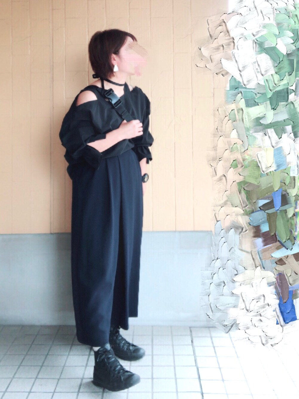 「モノトーン、モード、オフショル、シンプルコーデ、コンバース、チョーカー、オトナ女子、低身長」｜「UNE MANSIONのengulf pierce（ピアス（両耳用）、シルバー系）」を使った、MINI*さん（レディース・148cm）の夏コーディネートの1枚目の写真