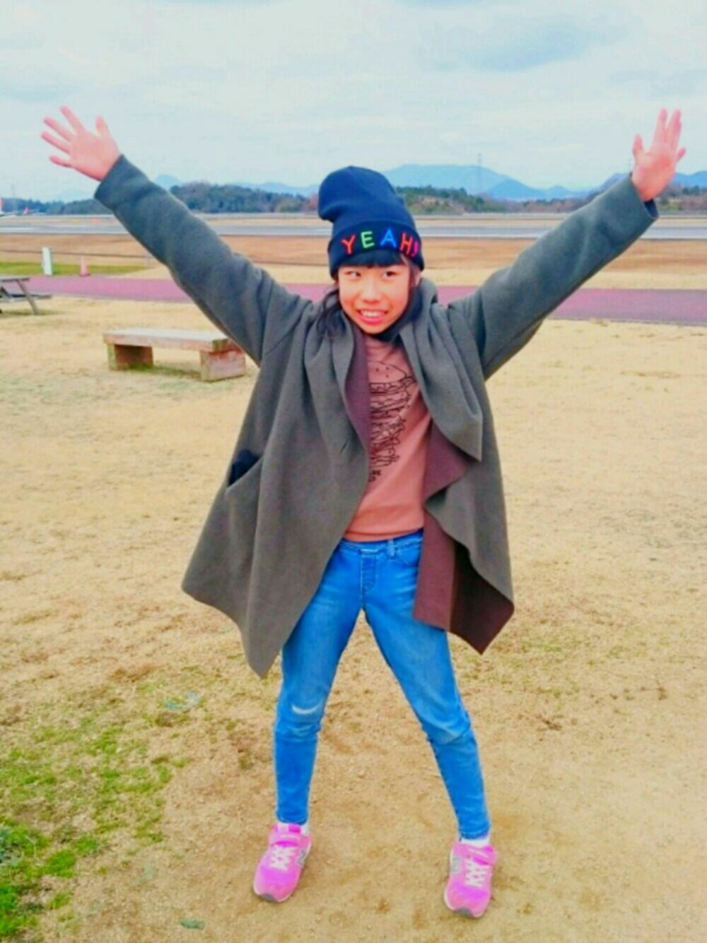 「ベレー帽、休日スタイル、カジュアル、キッズコーデ、ジュニア、ニット帽、おしゃれさんと繋がりたい」｜「b・ROOMの【WEB限定】グラフィックバリエトレーナー（スウェット、ブラウン系）」を使った、福すけさん（キッズ・145cm）の冬コーディネートの1枚目の写真