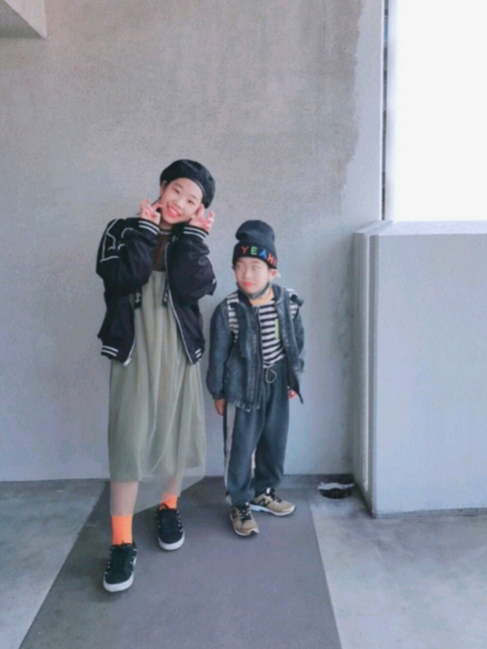 「カジュアルコーデ、休日コーデ、お洒落さんとつながりたい、プチプラ、姉と弟、チュールワンピ、New Balance、PUMA、へんがお」｜「algyのチュール重ねキャミワンピ（ワンピース、グリーン系）」を使った、福すけさん（キッズ・142cm）の冬コーディネートの1枚目の写真