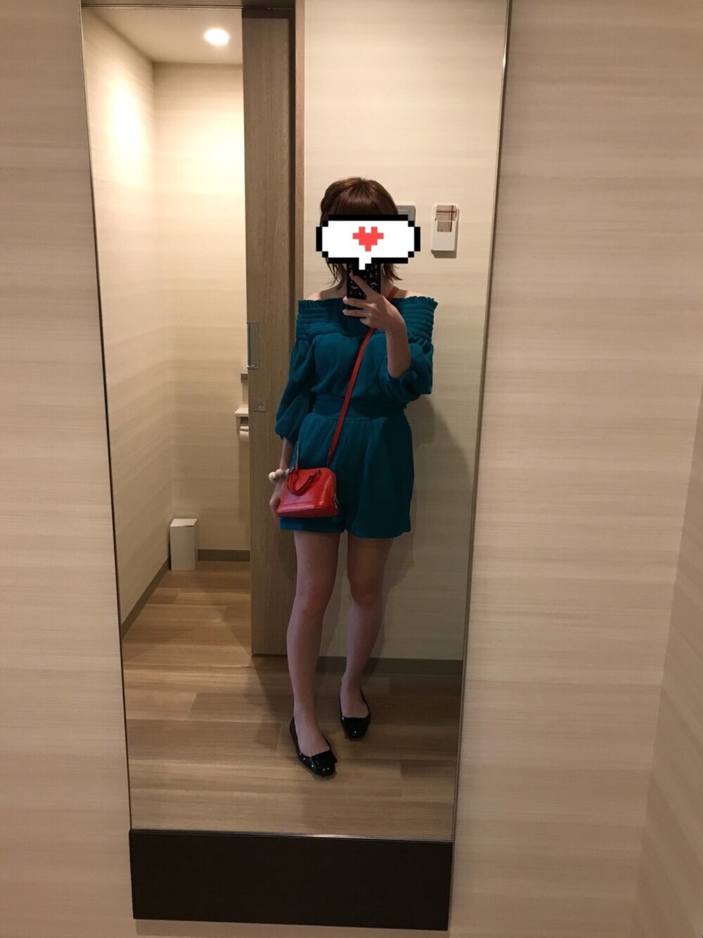 「alma nano / roger vivier」｜「LOUIS VUITTONのアイテム（ショルダーバッグ、レッド系）」を使った、minijooさん（レディース・152cm）の秋コーディネートの1枚目の写真