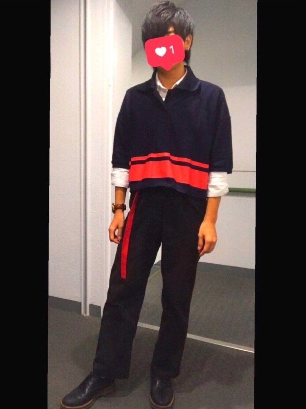 「秋コーデ、おしゃれさんと繋がりたい、ワイドパンツ、neonsign、ポロシャツ、白シャツ、ガチャベルト、相互フォロー、お目立ちネオンコーデ、プチプラ」｜「NEONSIGNのNEON SIGN BRIT POLO（ポロシャツ、ブラック系）」を使った、高尾優吾 (とーいくん)さん（メンズ・170cm）の秋コーディネートの1枚目の写真