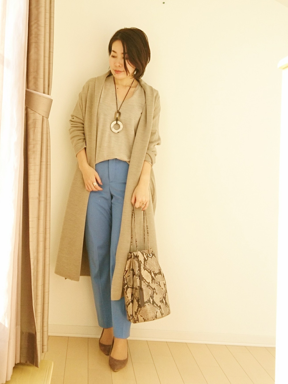 「#ニット、＃カーディガン、#シンプル、#春コーデ、＃ベージュ、#ootd、＃パイソン、#オトナ女子」｜「marco masiの*MARCO MASI キンチャクバッグ(パイソン)◆（ショルダーバッグ、その他）」を使った、wakagomaさん（レディース・155cm）の冬コーディネートの1枚目の写真