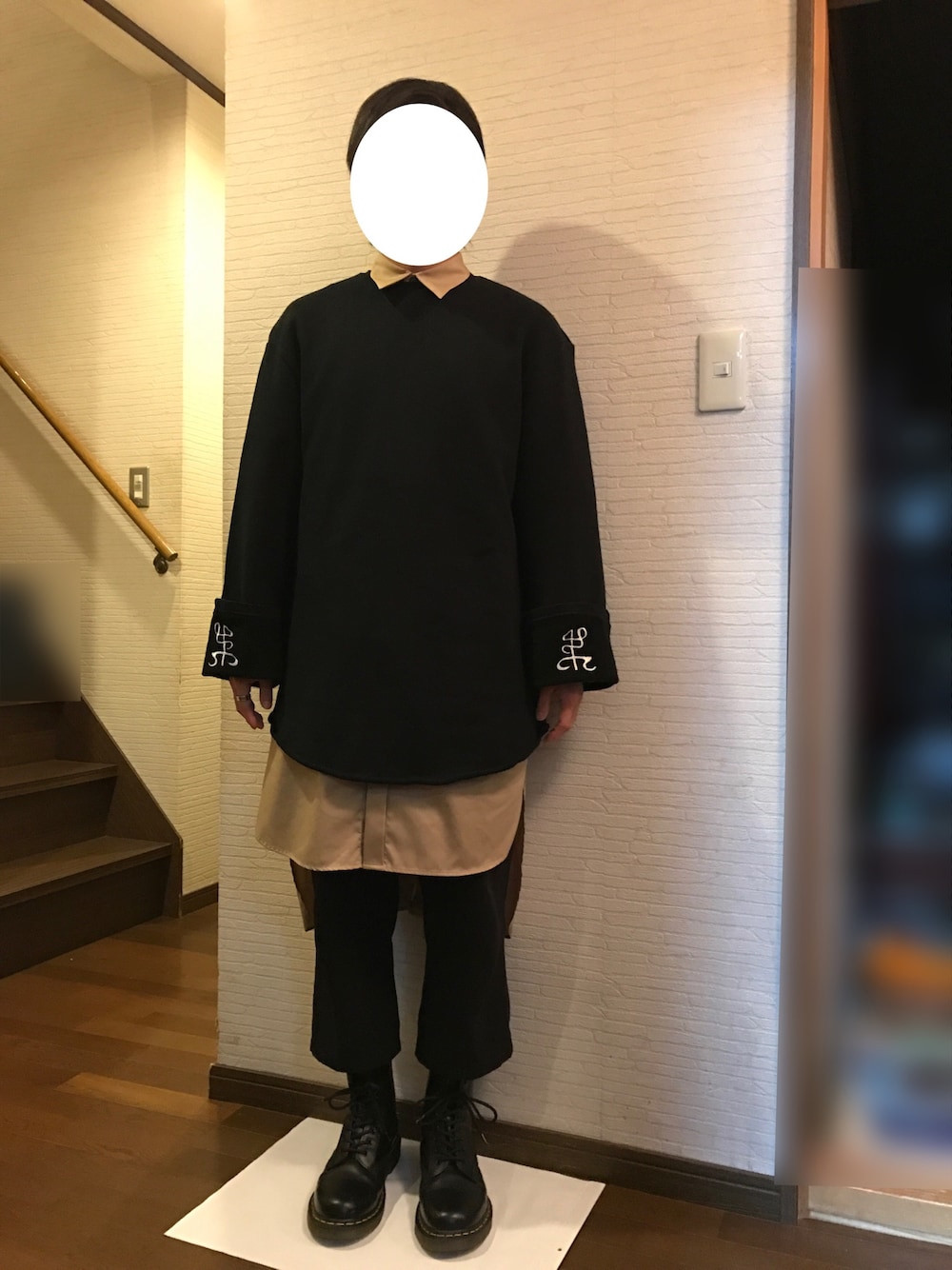 ブラック系のスウェット、グリーン系のシャツ/ブラウス、ブラック系のその他パンツを着用したメンズの冬コーディネートの1枚目の写真