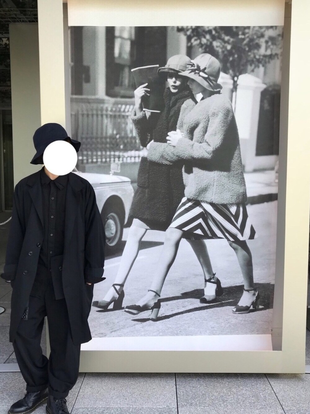 「yohji yamamoto pour homme、モード、黒、yohjiyamamoto、KIJIMA TAKAYUKI、Dr.Martens、黒コーデ、オールブラック、Y-3、お洒落さんとつながりたい」｜「KIJIMA TAKAYUKIのKIJIMA TAKAYUKI コットンナイロンハット（ハット、ブルー系）」を使った、TETSUYAさん（メンズ・162cm）の秋コーディネートの1枚目の写真