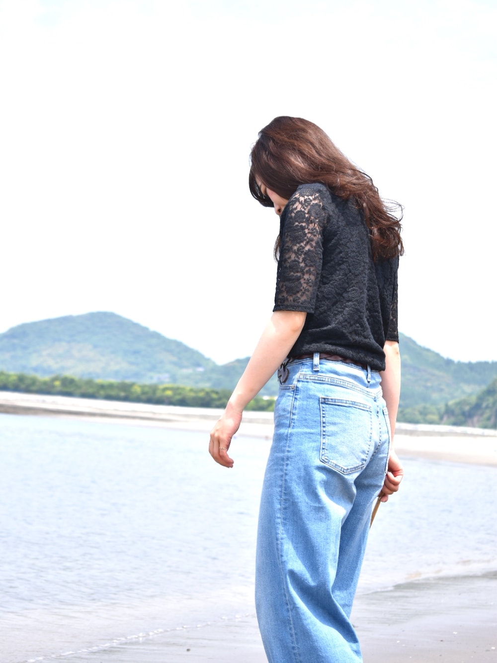 「夏コーデ、UNIQLO、レーストップス、ブラック×デニム、休日スタイル、kagoshima、SEA」｜「archivesの総レースハイネック5分袖プルオーバー（Tシャツ/カットソー、ブラック系）」を使った、s.さん（レディース・156cm）の夏コーディネートの1枚目の写真