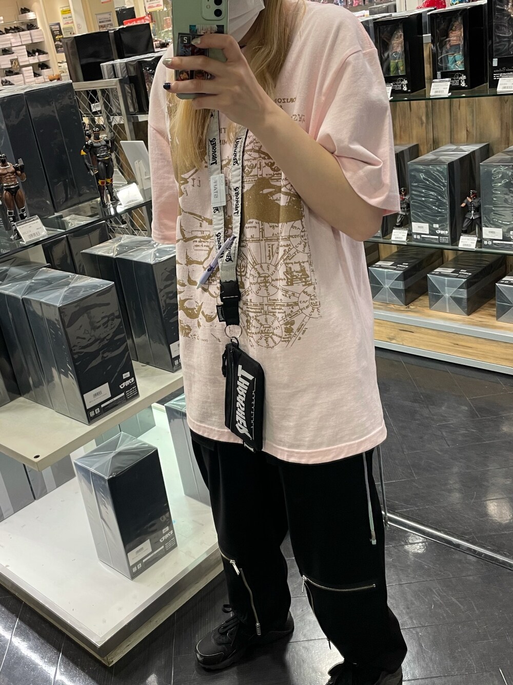 「monster apparelのアイテム（Tシャツ/カットソー、ピンク系）」を使った、IZMさん（レディース・165cm）の春コーディネートの1枚目の写真