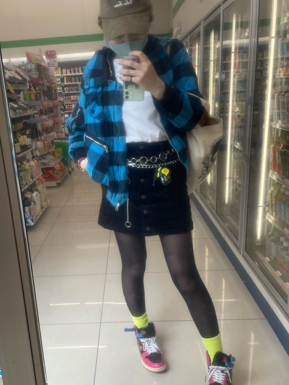「GORGEのアイテム（キャップ、グリーン系）」を使った、IZMさん（レディース・165cm）の春コーディネートの1枚目の写真