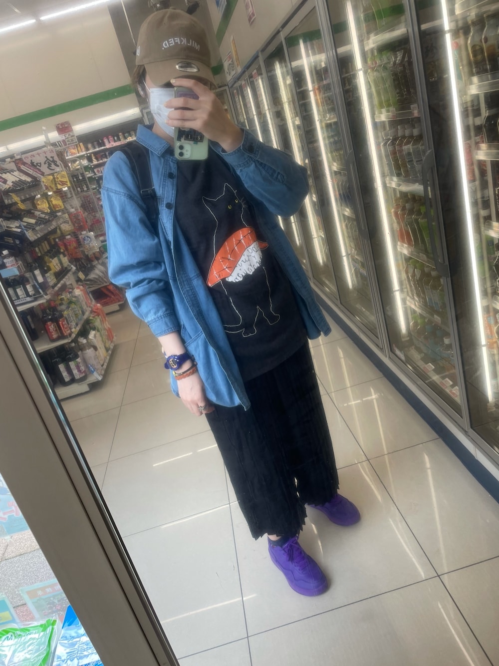 「go slow caravanのアイテム（Tシャツ/カットソー、ブラック系）」を使った、IZMさん（レディース・165cm）の春コーディネートの1枚目の写真