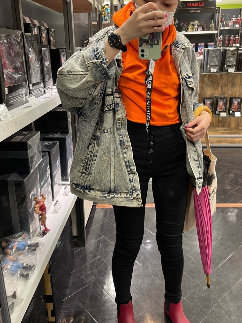 「PUNYUSのアイテム（デニムジャケット、ブルー系）」を使った、IZMさん（レディース・165cm）の春コーディネートの1枚目の写真