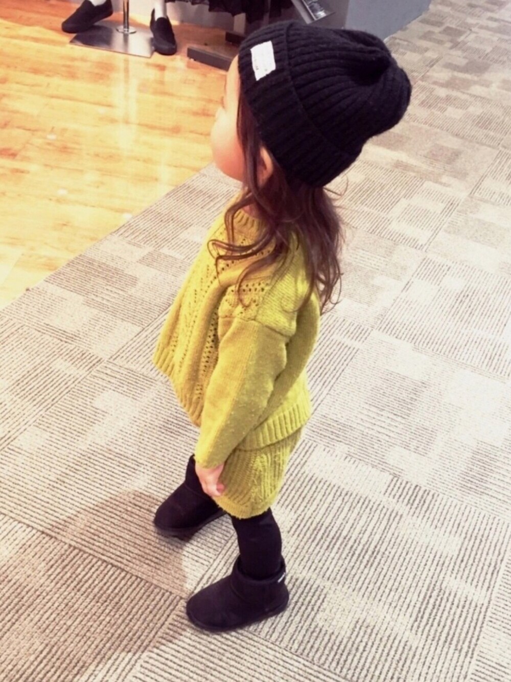 「おんなのこ、ニット帽、韓国子供服、レモンイエロー、セットアップ、イオン、スライム、3歳、おしゃれさんと繋がりたい」｜「b・ROOMのタグ付きベーシックニット帽（ニットキャップ/ビーニー、ブラック系）」を使った、★RuuuI★さん（キッズ・90cm）の冬コーディネートの1枚目の写真
