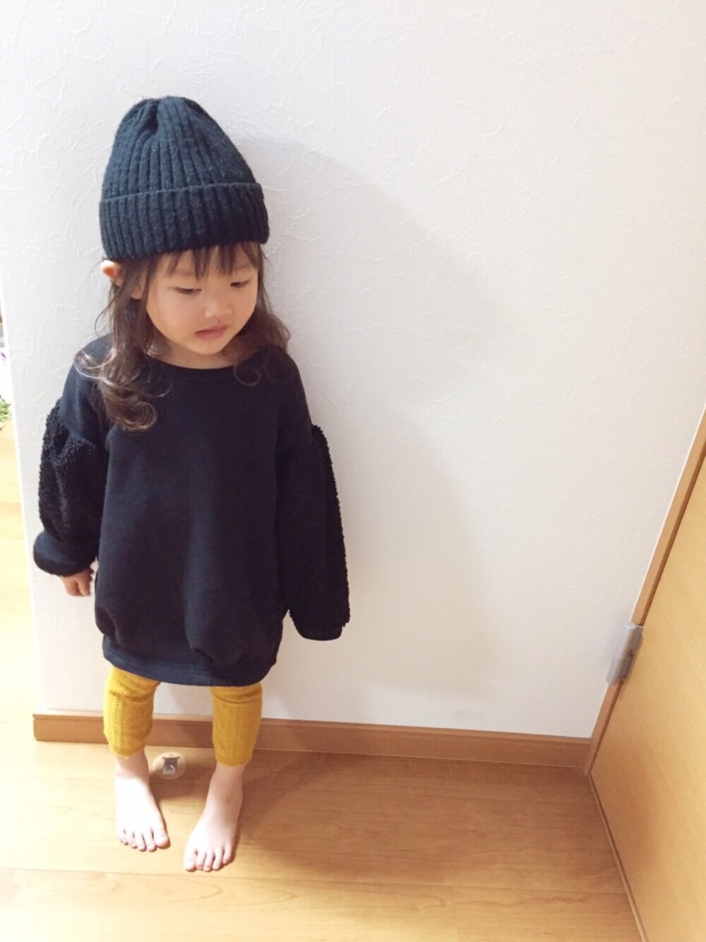 「ワンピース、おんなのこ、ニット帽、マスタード、3歳」｜「b・ROOMのタグ付きベーシックニット帽（ニットキャップ/ビーニー、ブラック系）」を使った、★RuuuI★さん（キッズ・90cm）の春コーディネートの1枚目の写真