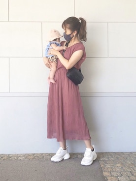 「白スニーカー」｜「アイテム（ワンピース/ドレス、ピンク系）」を使った、𝓂 ྀིさん（レディース・155cm）の秋コーディネート