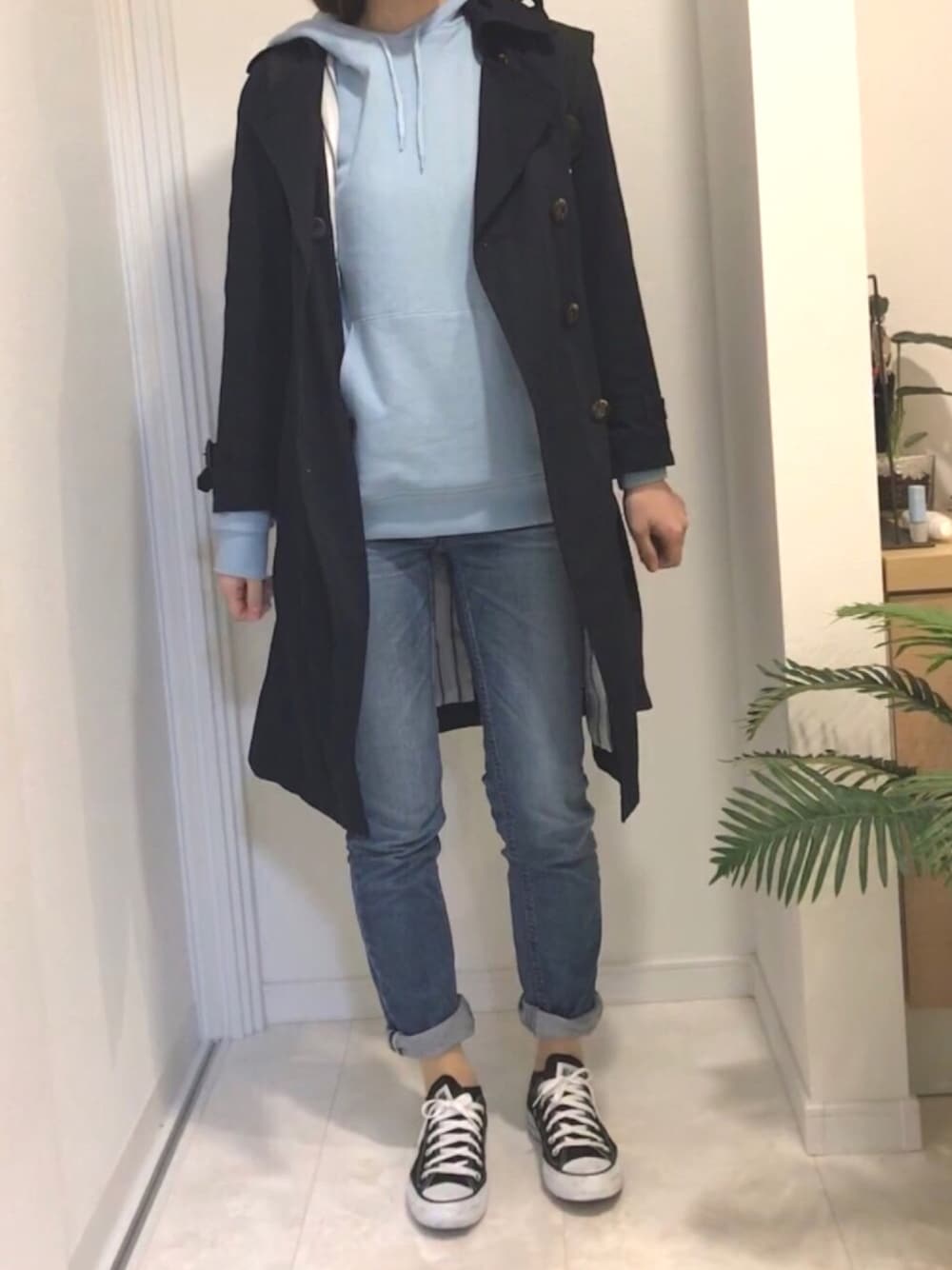 「ナノユニバース、カジュアル、スニーカー、パーカー、トレンチコート、コンバース、シンプルコーデ、デニムパンツ、オールスター、自転車スタイル」｜「NANO universeのアイテム（パーカー、ブルー系）」を使った、HAMさん（レディース・163cm）の春コーディネートの1枚目の写真