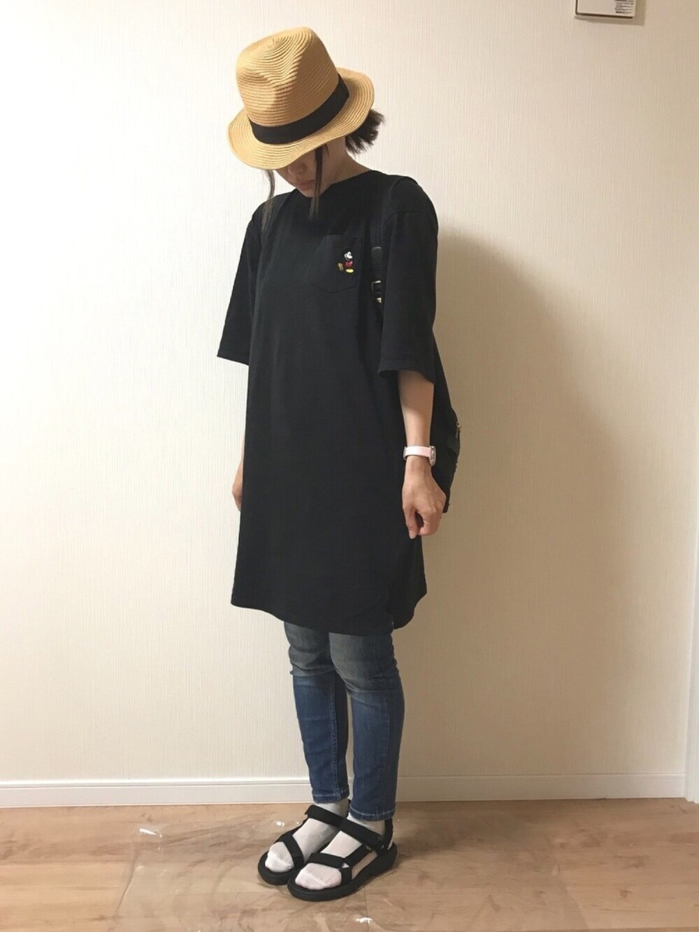 「ディズニー、スポーツサンダル、teva、ミッキーT、ママコーデ、オトナカジュアル、サンダルに靴下、デニムパンツ、ロング丈、ロングTシャツ」｜「Disneyの【Disney(ディズニー)】5分袖刺しゅうポケットワンピース（ワンピース、ブラック系）」を使った、HAMさん（レディース・163cm）の春コーディネートの1枚目の写真