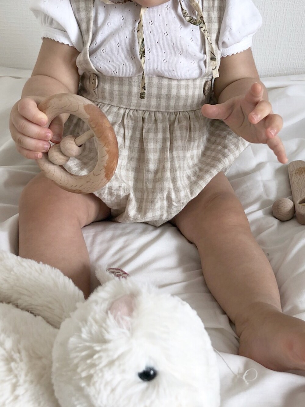 ベージュ系のロンパース、ホワイト系のロンパースを着用したレディースの秋コーディネートの1枚目の写真