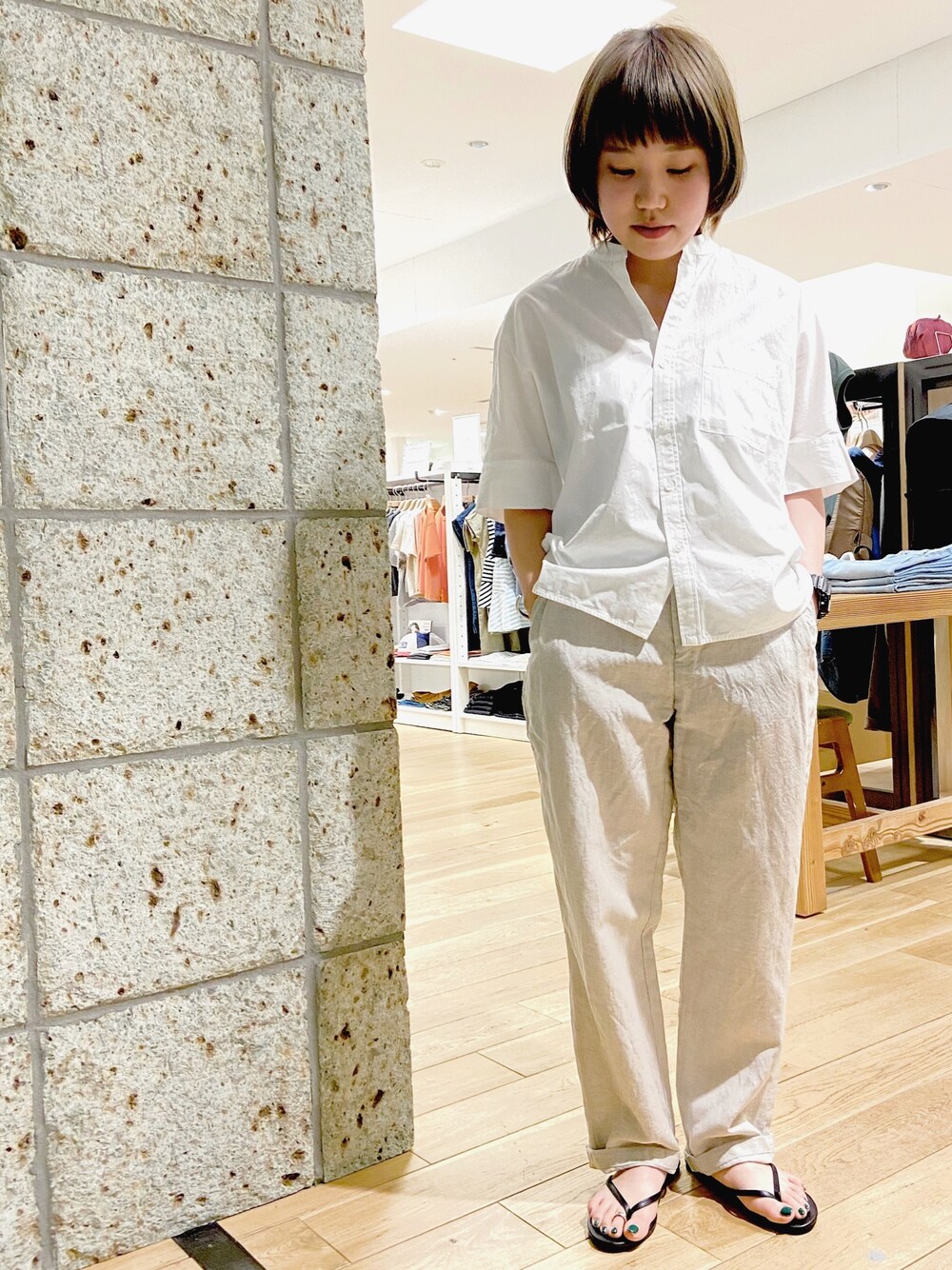 「大人カジュアル、URBAN RESEARCH DOORS、UNIFY、きれいめカジュアル、夏服、シャツスタイル、おしゃれさんと繋がりたい、ootd、シンプルコーデ」｜「URBAN RESEARCH DOORSのスタンドカラーシャツ（シャツ/ブラウス、ホワイト系）」を使った、キザキ　アケミさん（レディース・148cm）の春コーディネートの1枚目の写真