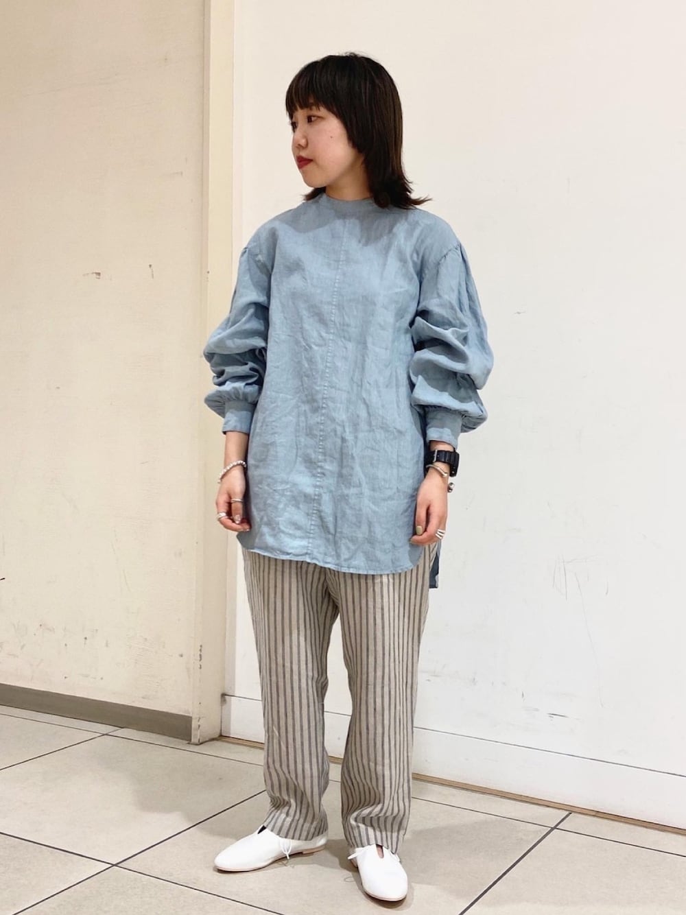 ブルー系のシャツ/ブラウス、その他のパンツ、ホワイト系のその他シューズを着用したレディースの夏コーディネートの1枚目の写真