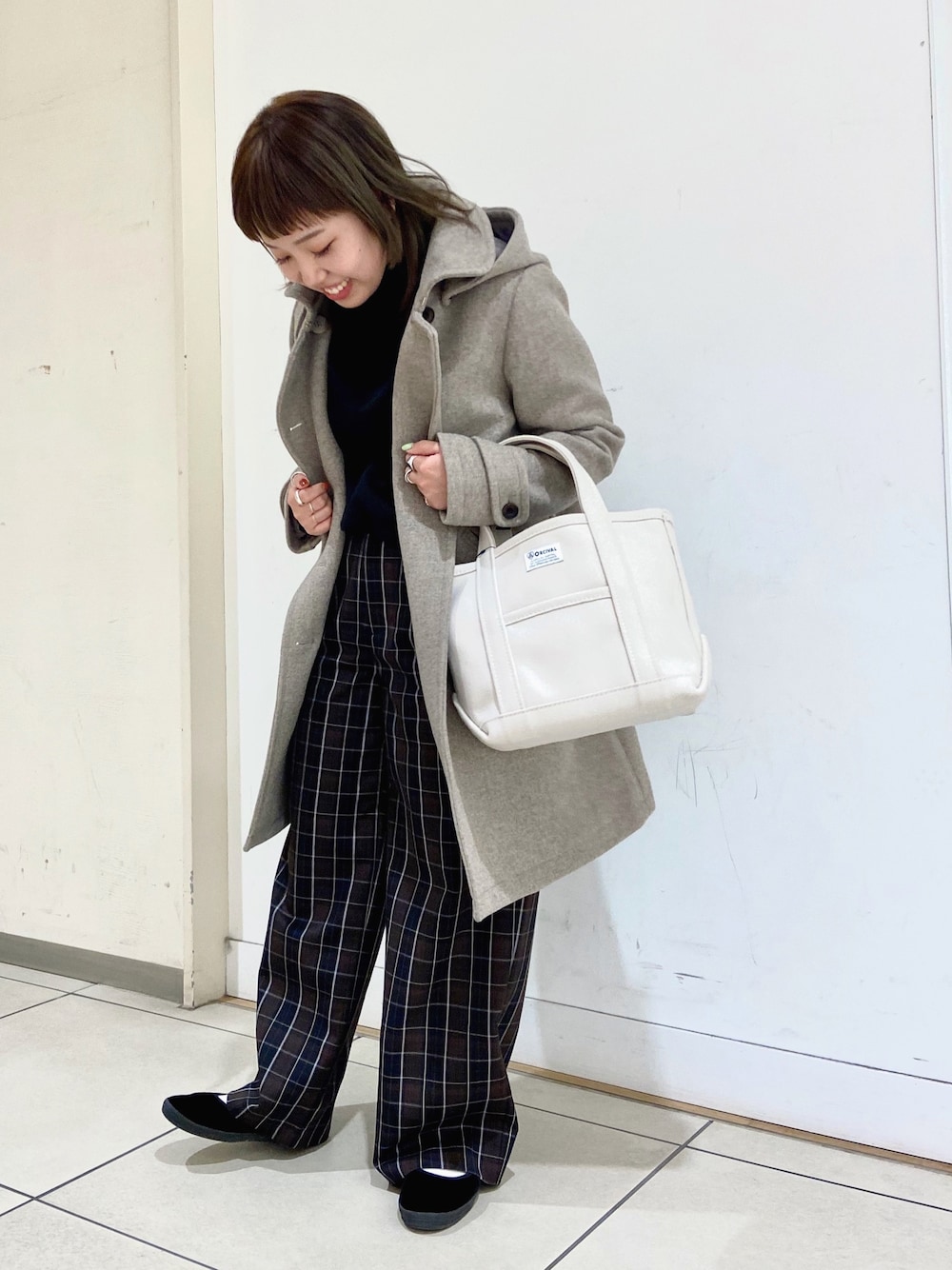 「URBAN RESEARCH DOORS、FORK&SPOON、アウターコーデ、ロングコート、冬コーデ、カジュアル、おしゃれさんと繋がりたい、ootd、低身長コーデ」｜「URBAN RESEARCH DOORSのショールカラー2WAYロングコート（その他アウター、ベージュ系）」を使った、キザキ　アケミさん（レディース・148cm）の秋コーディネートの1枚目の写真